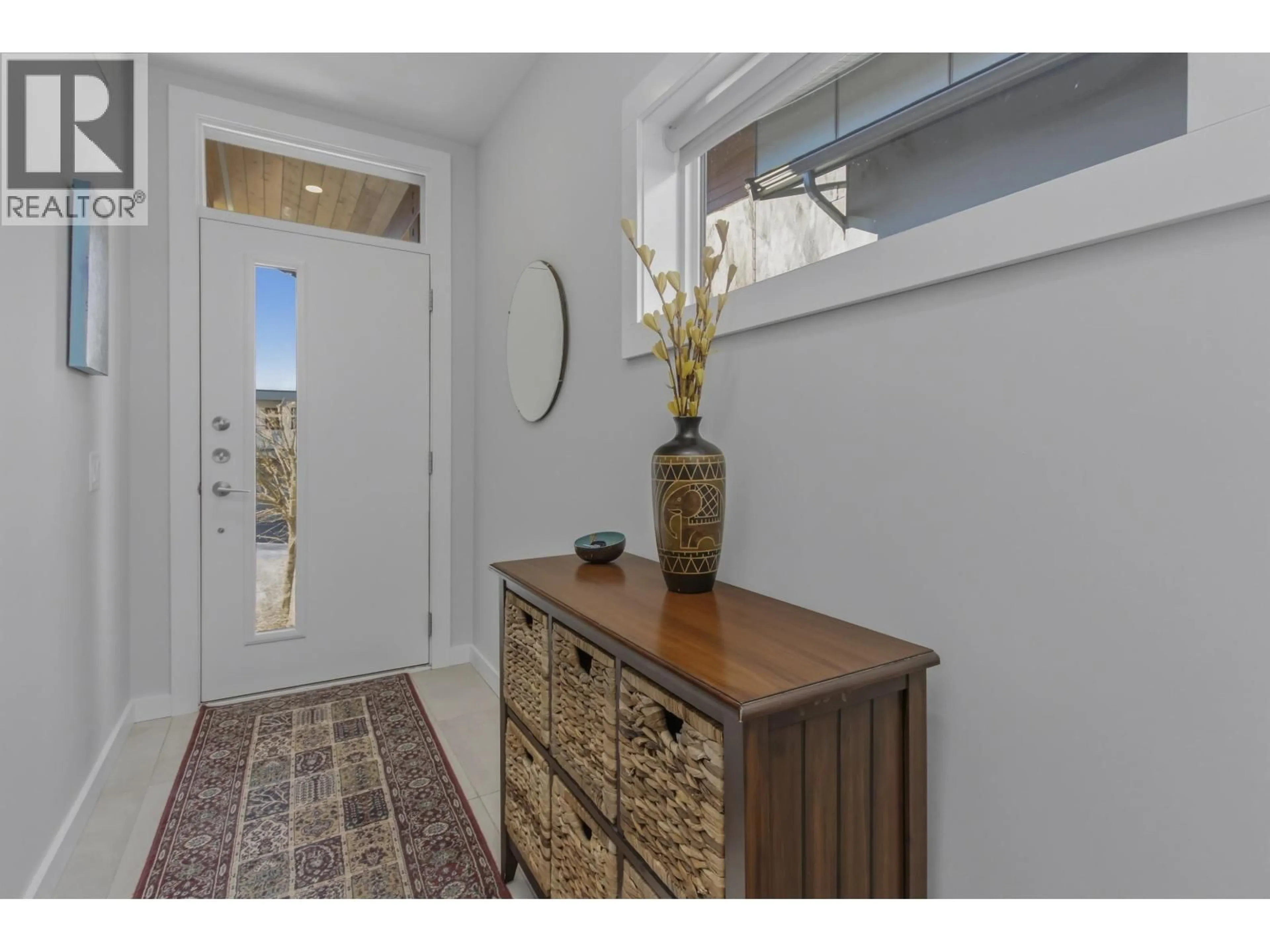 Indoor entryway for 41314 HORIZON DRIVE, Squamish British Columbia V8B0Y7