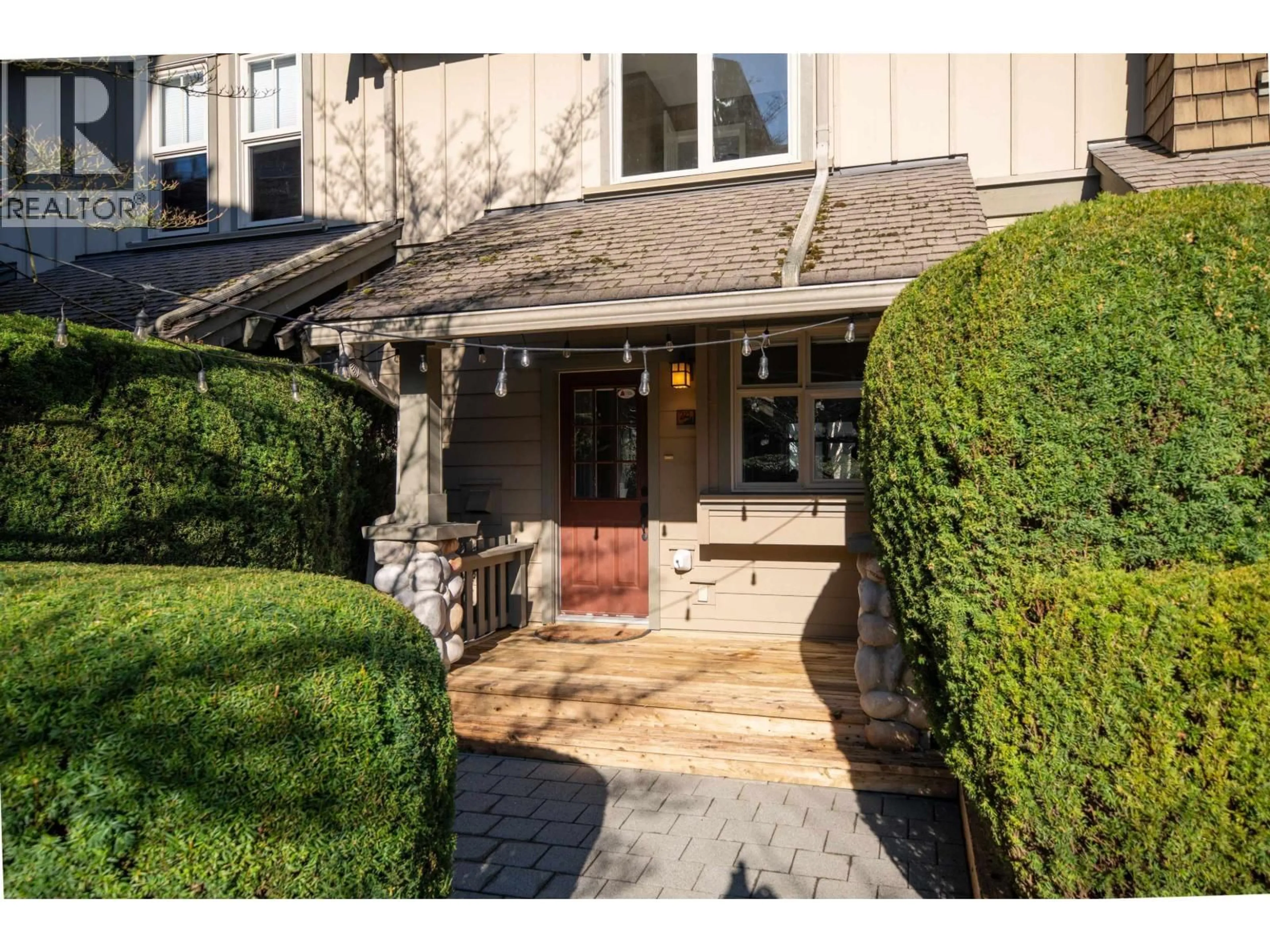 Indoor entryway for 225 - 18 JACK MAHONY PLACE, New Westminster British Columbia V3L5V8