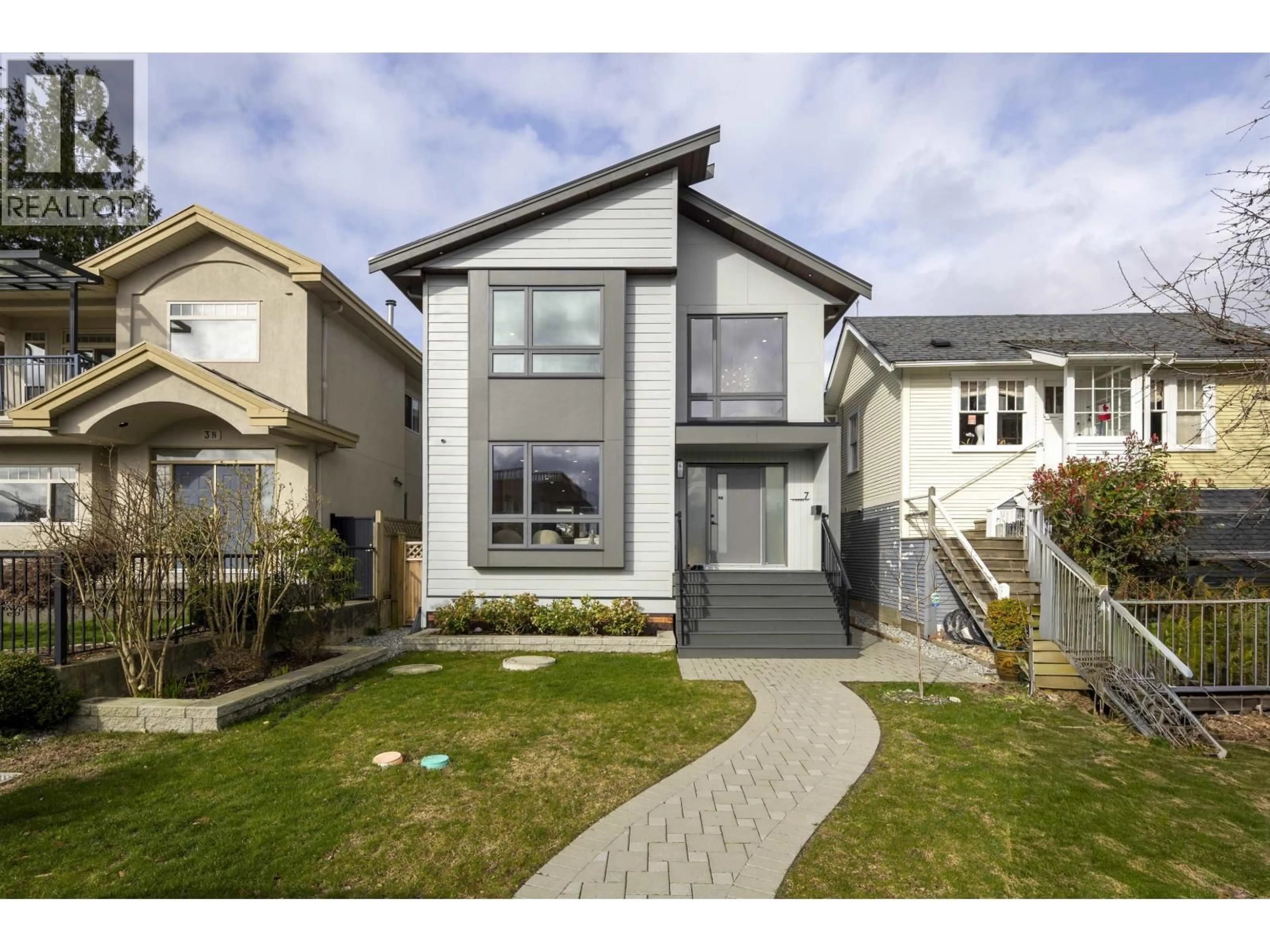 Home with vinyl exterior material, street for 7 HOWARD AVENUE, Burnaby British Columbia V5B1J6