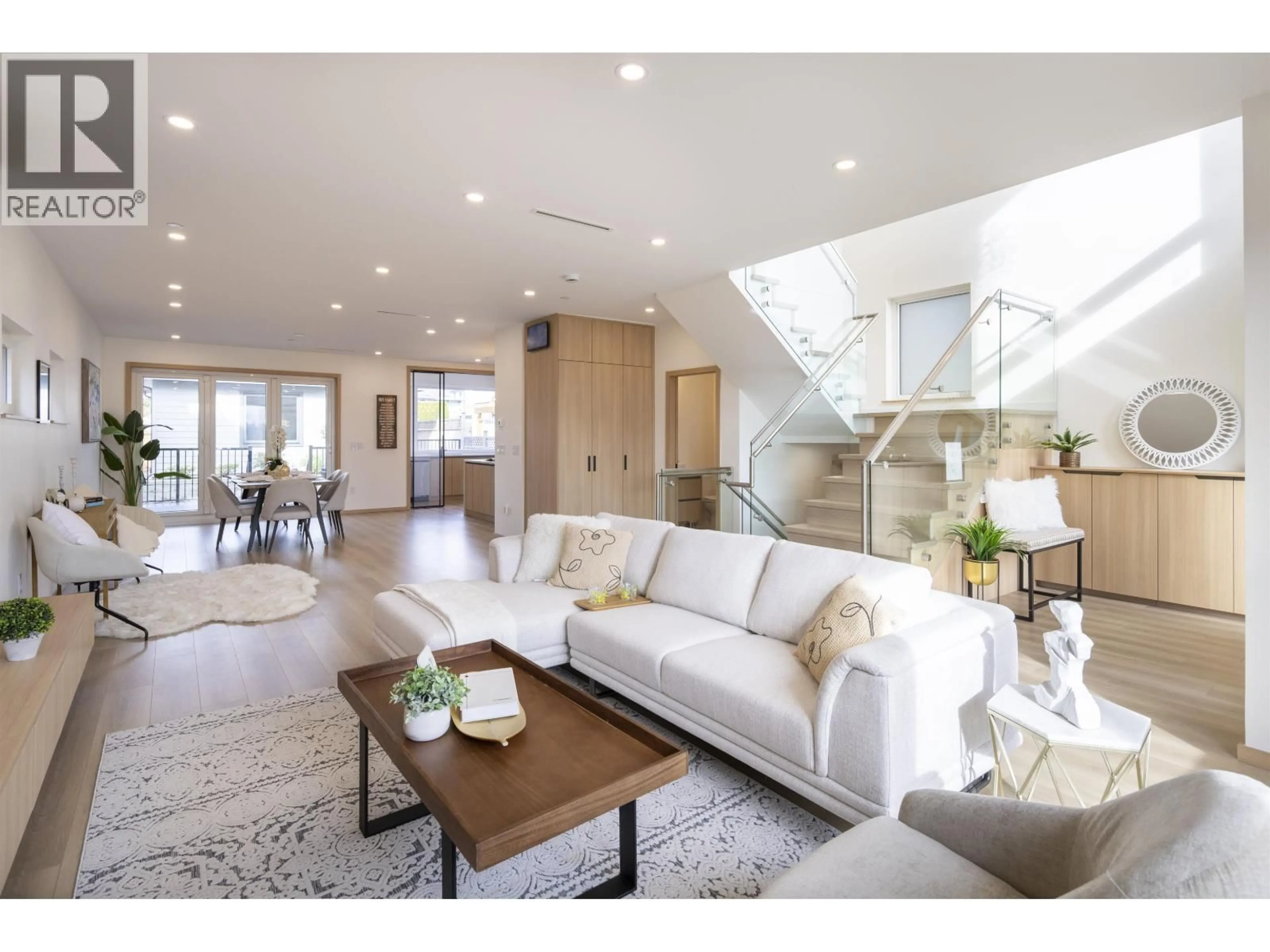 Living room with furniture, unknown for 7 HOWARD AVENUE, Burnaby British Columbia V5B1J6