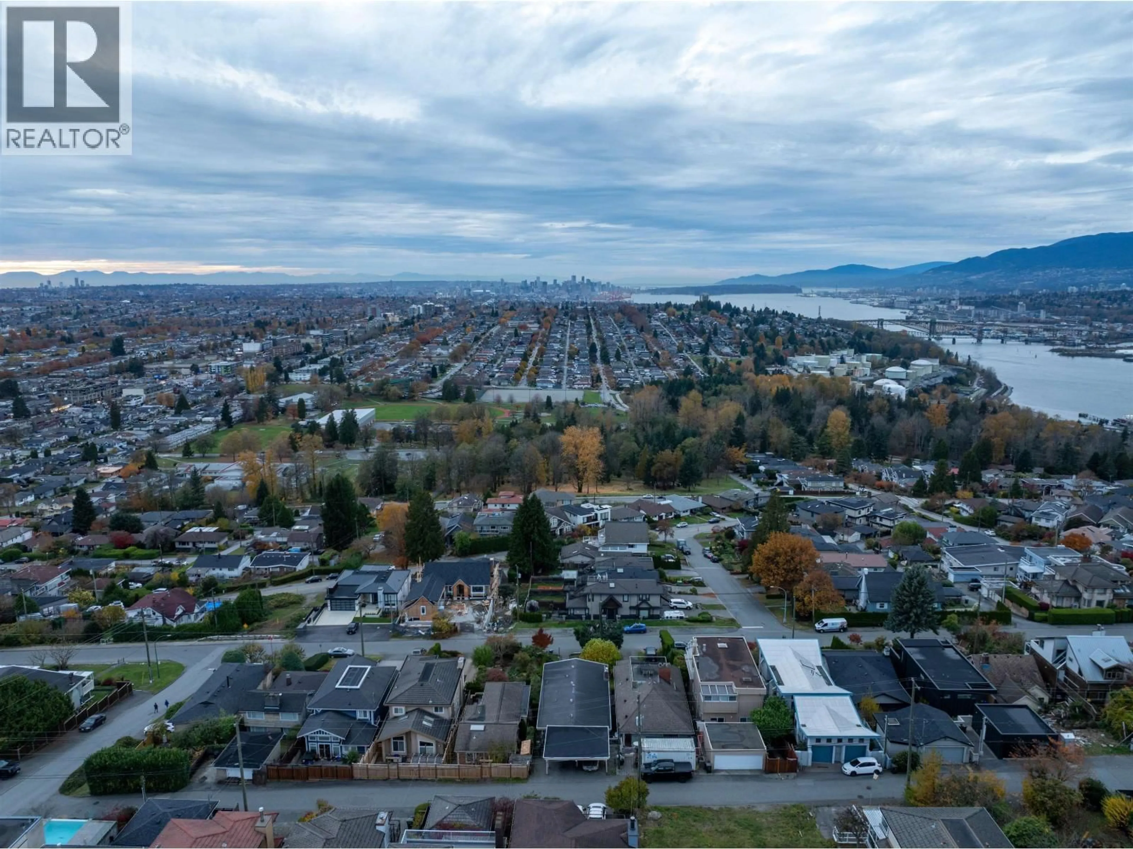 A pic from outside/outdoor area/front of a property/back of a property/a pic from drone, mountain view for 34 HYTHE AVENUE, Burnaby British Columbia V5B1G4