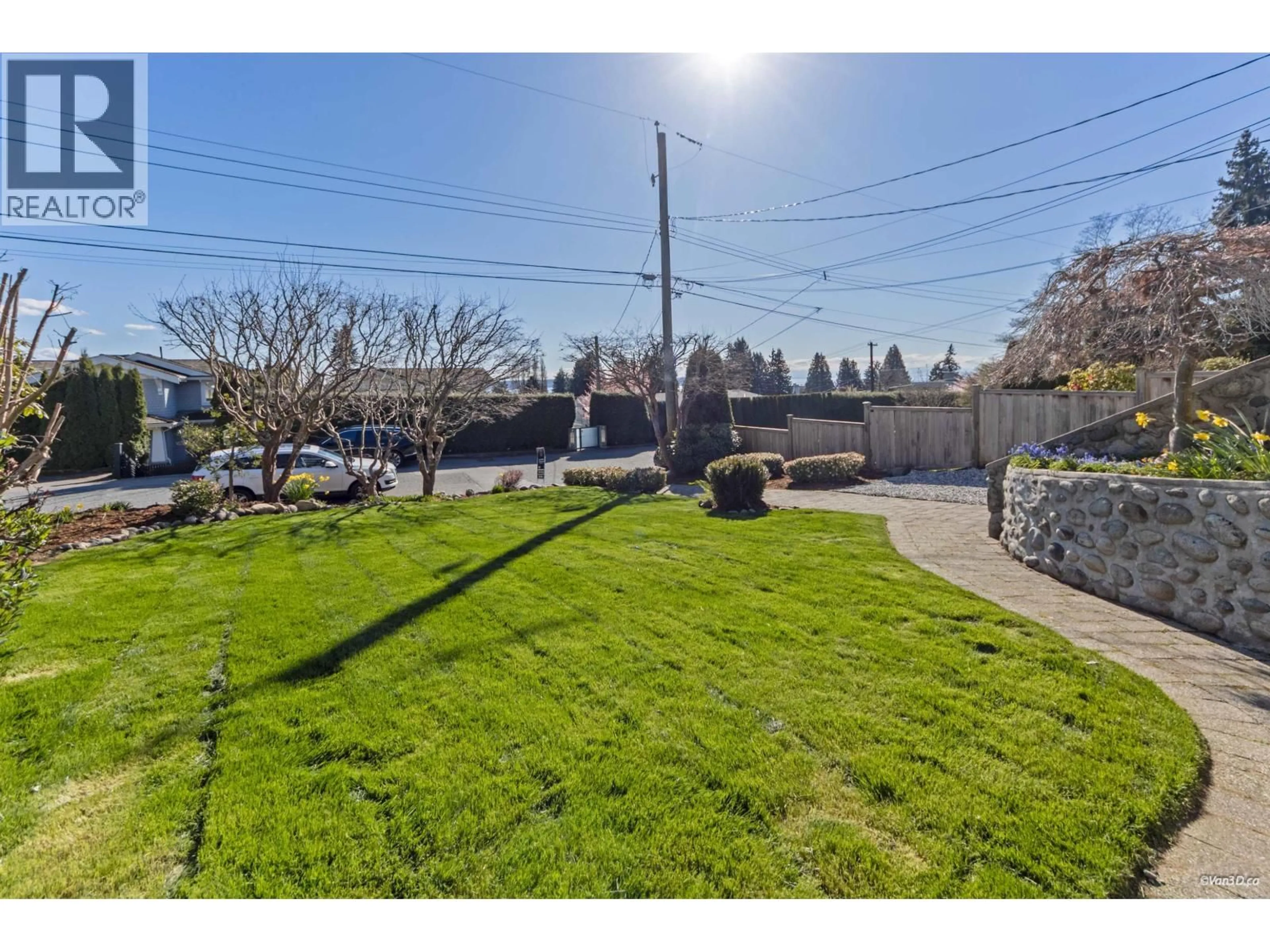 A pic from outside/outdoor area/front of a property/back of a property/a pic from drone, street for 2175 LAWSON AVENUE, West Vancouver British Columbia V7V2E1