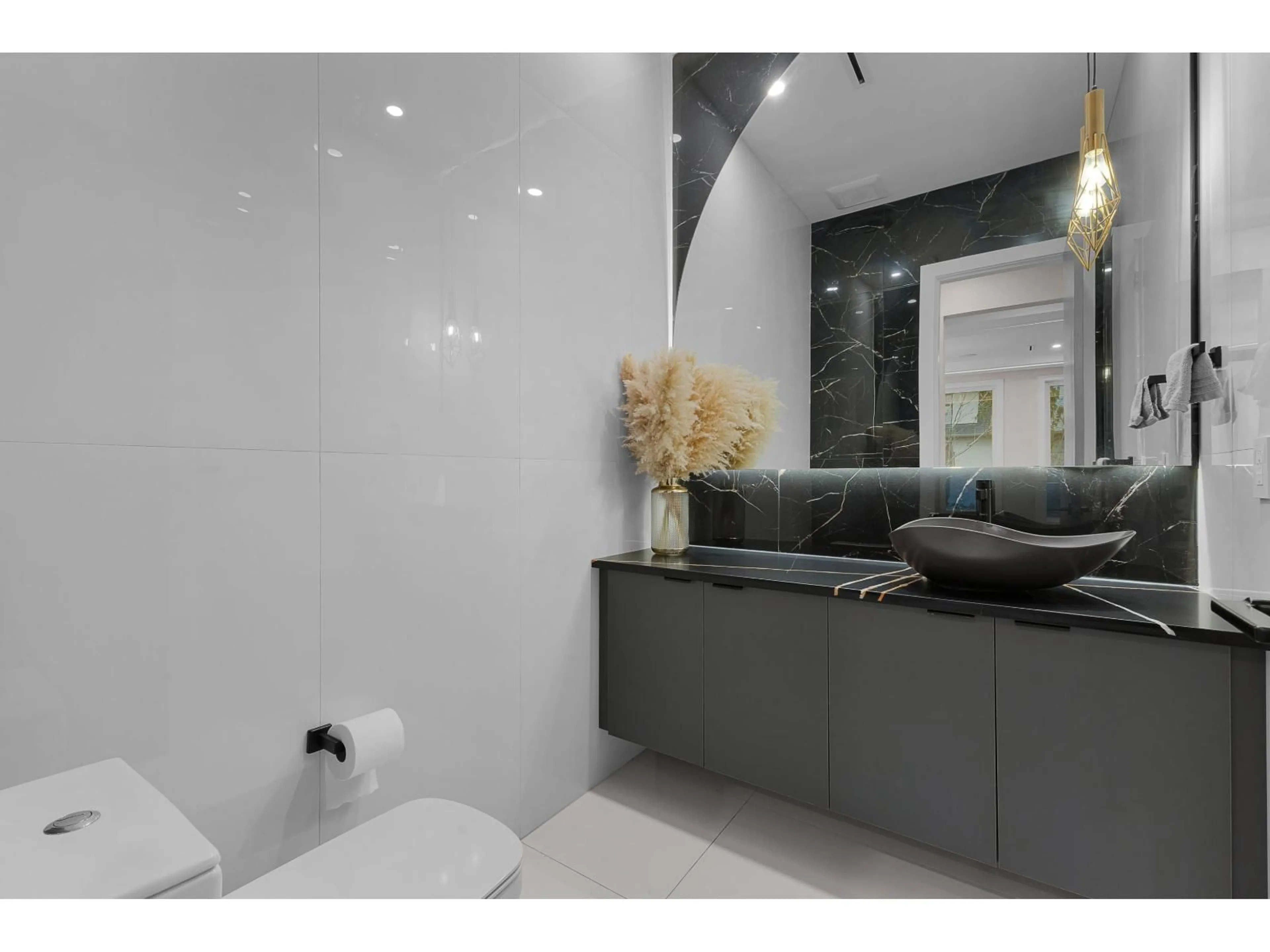Contemporary bathroom, ceramic/tile floor for 6122 152A STREET, Surrey British Columbia V3S1E7