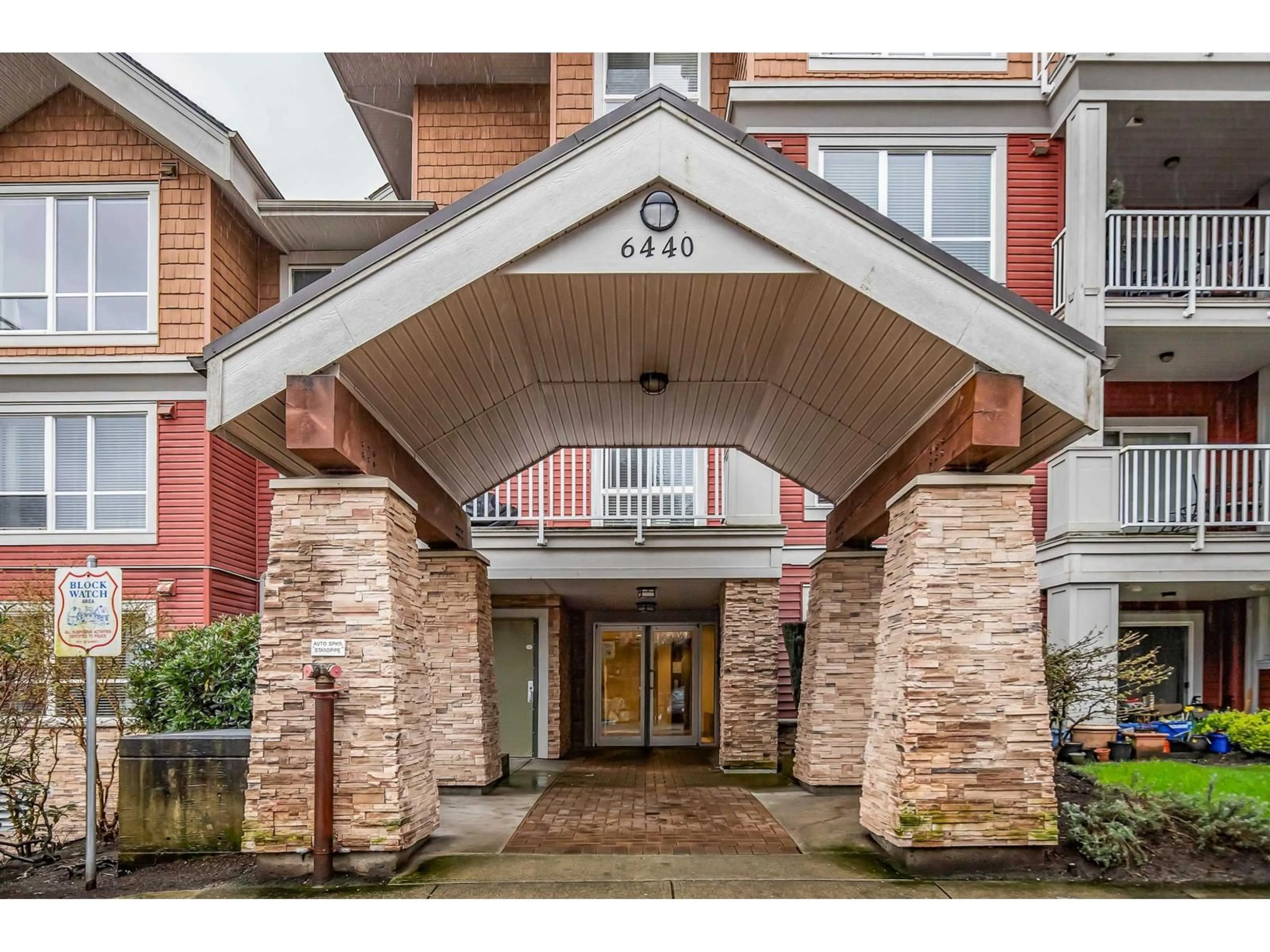 Indoor entryway for 401 - 6440 194 STREET, Surrey British Columbia V4N6J7