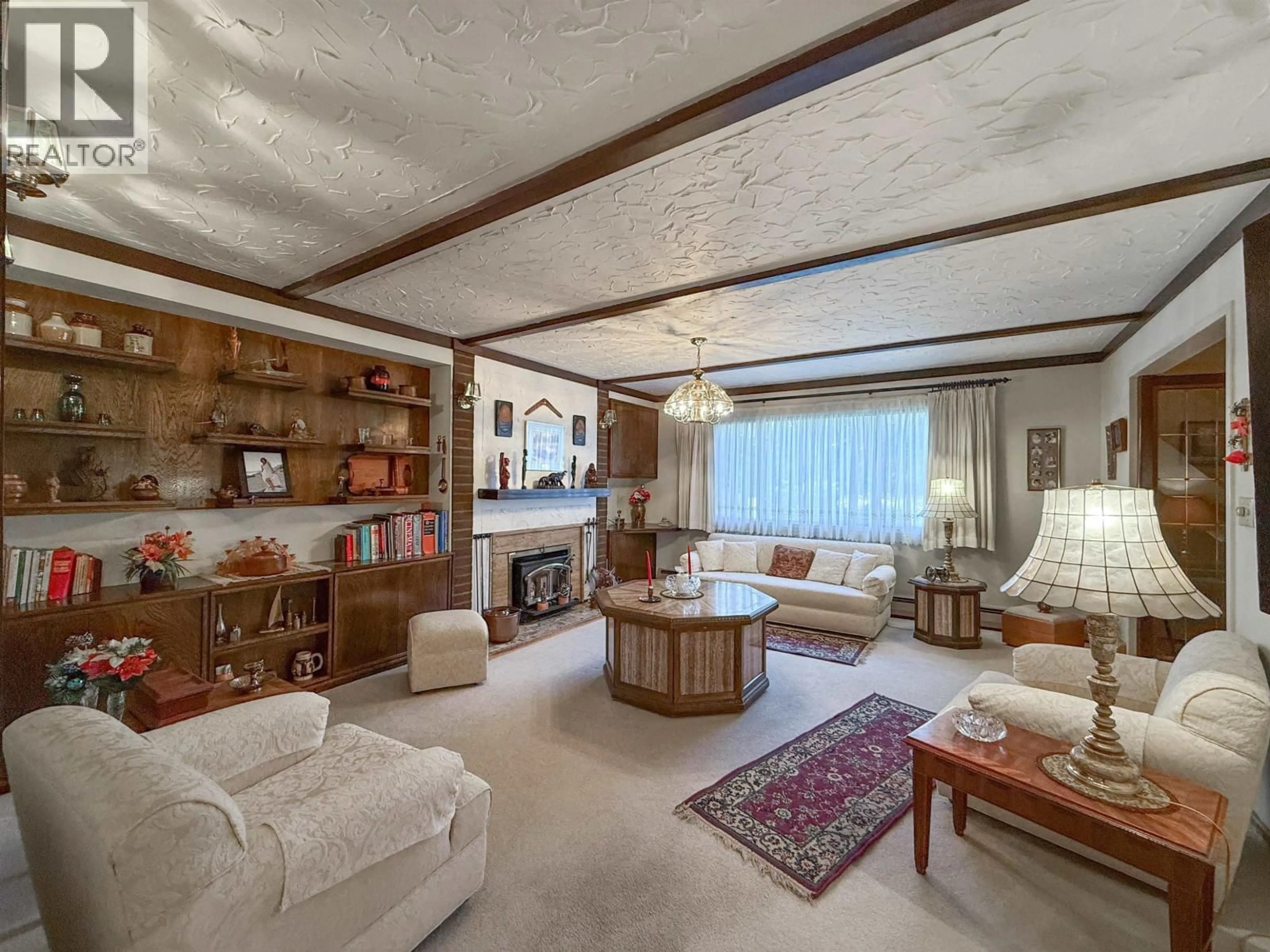 Living room with furniture, carpet floor for 6816 ONTARIO STREET, Vancouver British Columbia V5X3B3