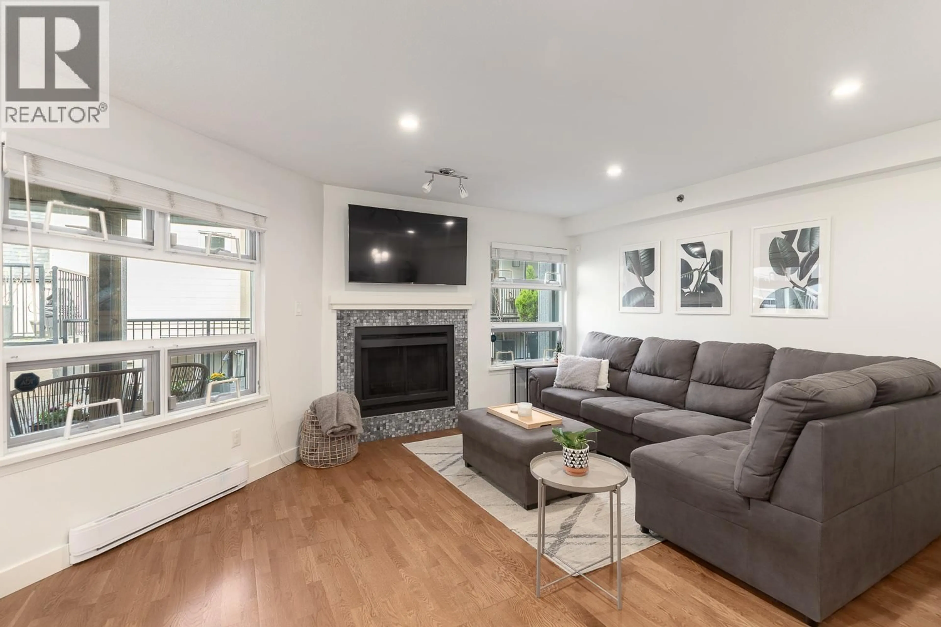 Living room with furniture, wood/laminate floor for 14 - 1350 6TH AVENUE, Vancouver British Columbia V6H1A7