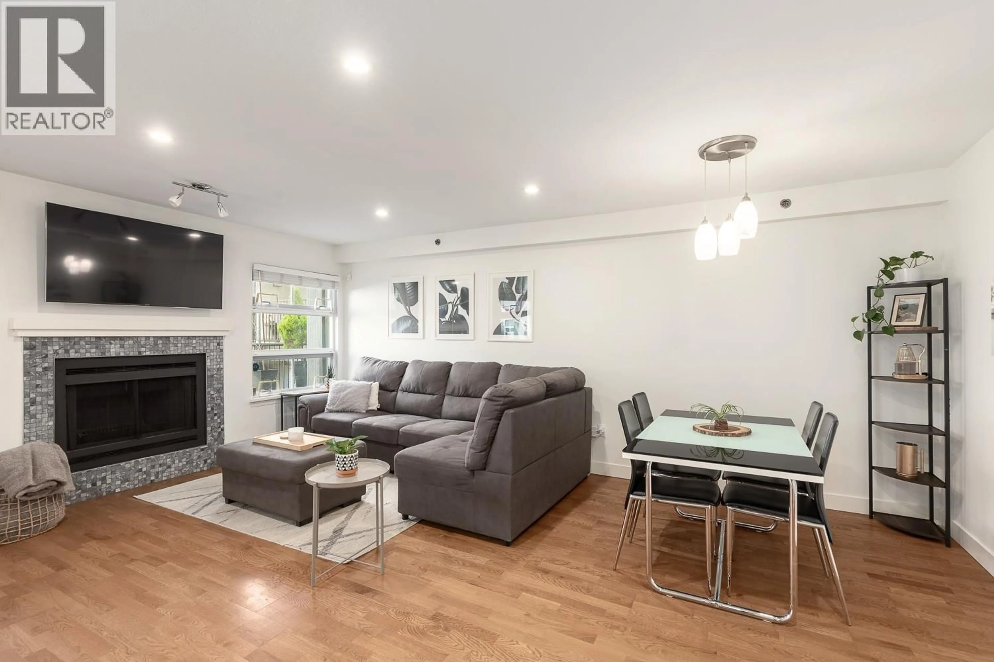 Living room with furniture, wood/laminate floor for 14 - 1350 6TH AVENUE, Vancouver British Columbia V6H1A7