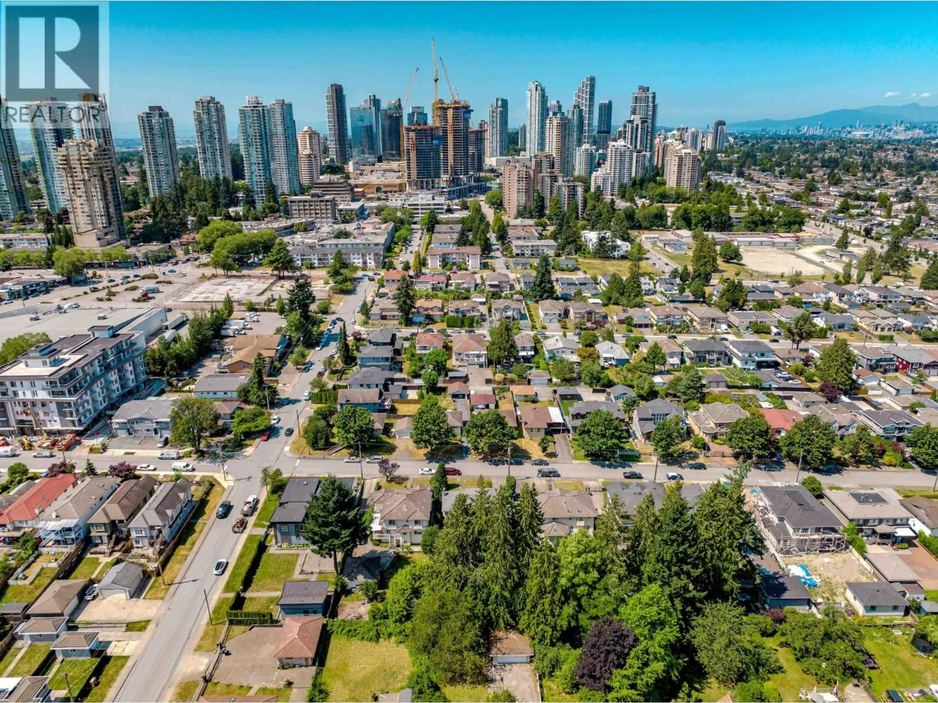 A pic from outside/outdoor area/front of a property/back of a property/a pic from drone, city buildings view from balcony for 6338 SELMA AVENUE, Burnaby British Columbia V5H3R2