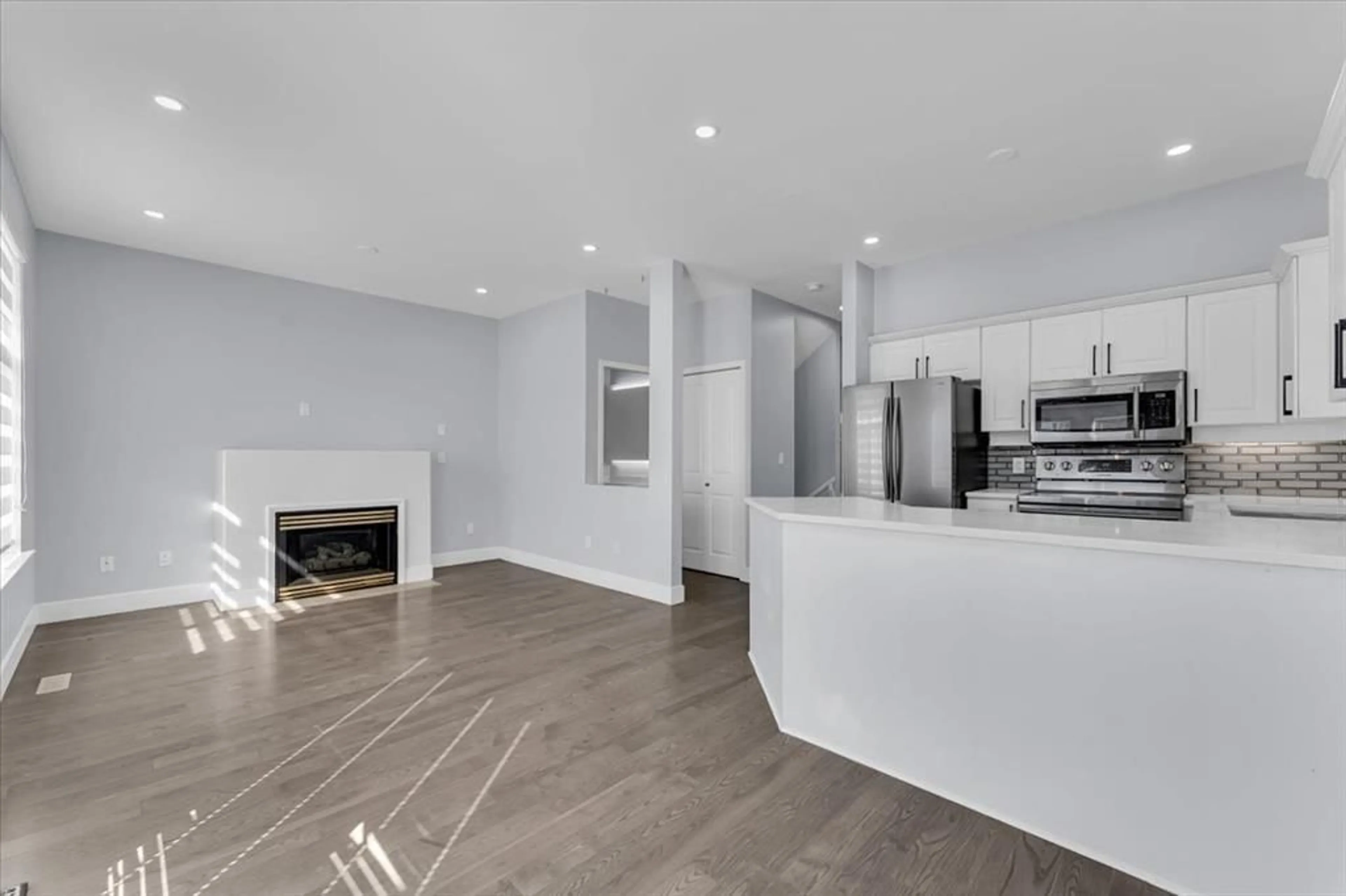 Open concept kitchen, ceramic/tile floor for 14852 58 AVENUE, Surrey British Columbia V3S8W4