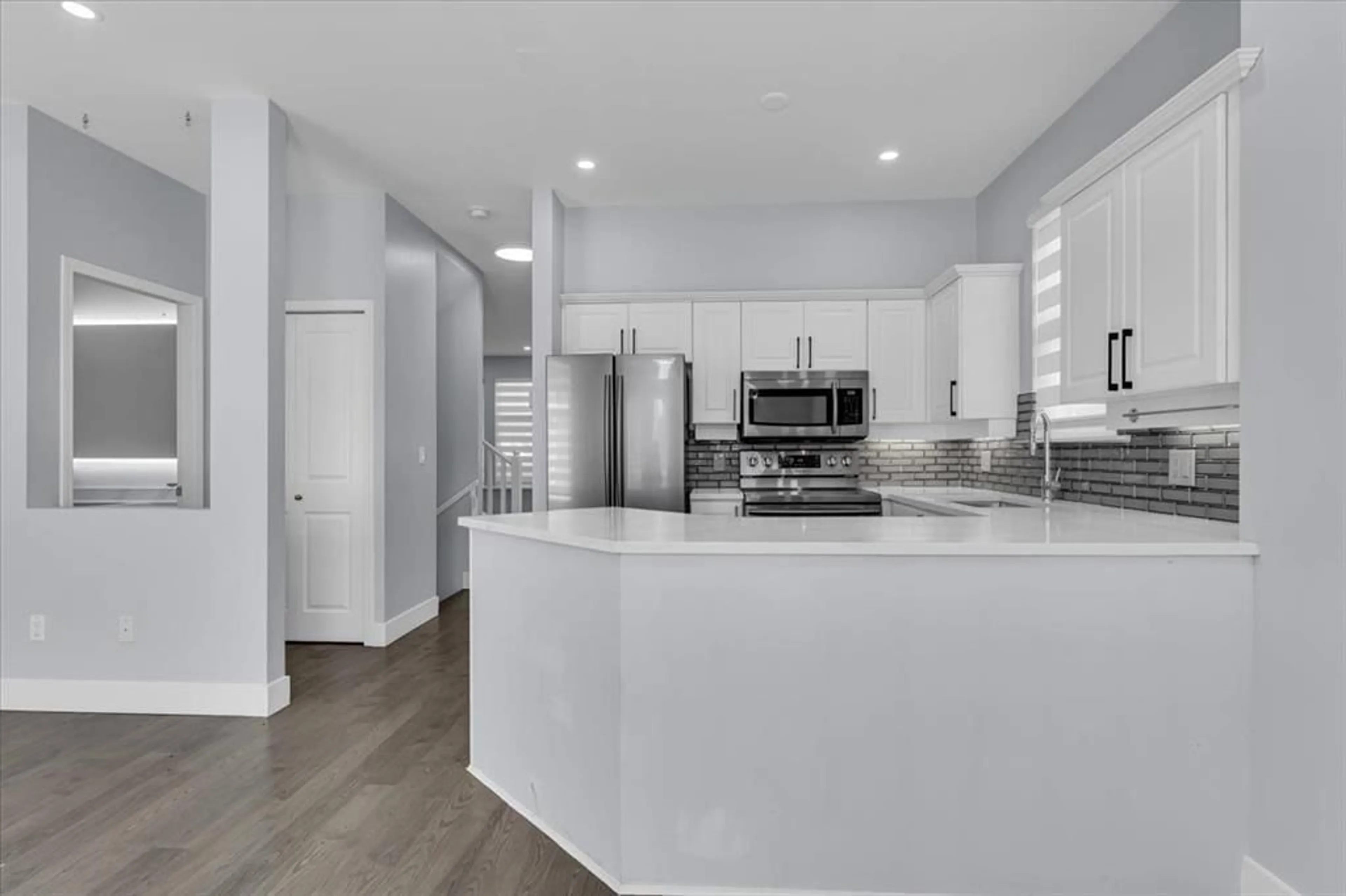 Open concept kitchen, ceramic/tile floor for 14852 58 AVENUE, Surrey British Columbia V3S8W4