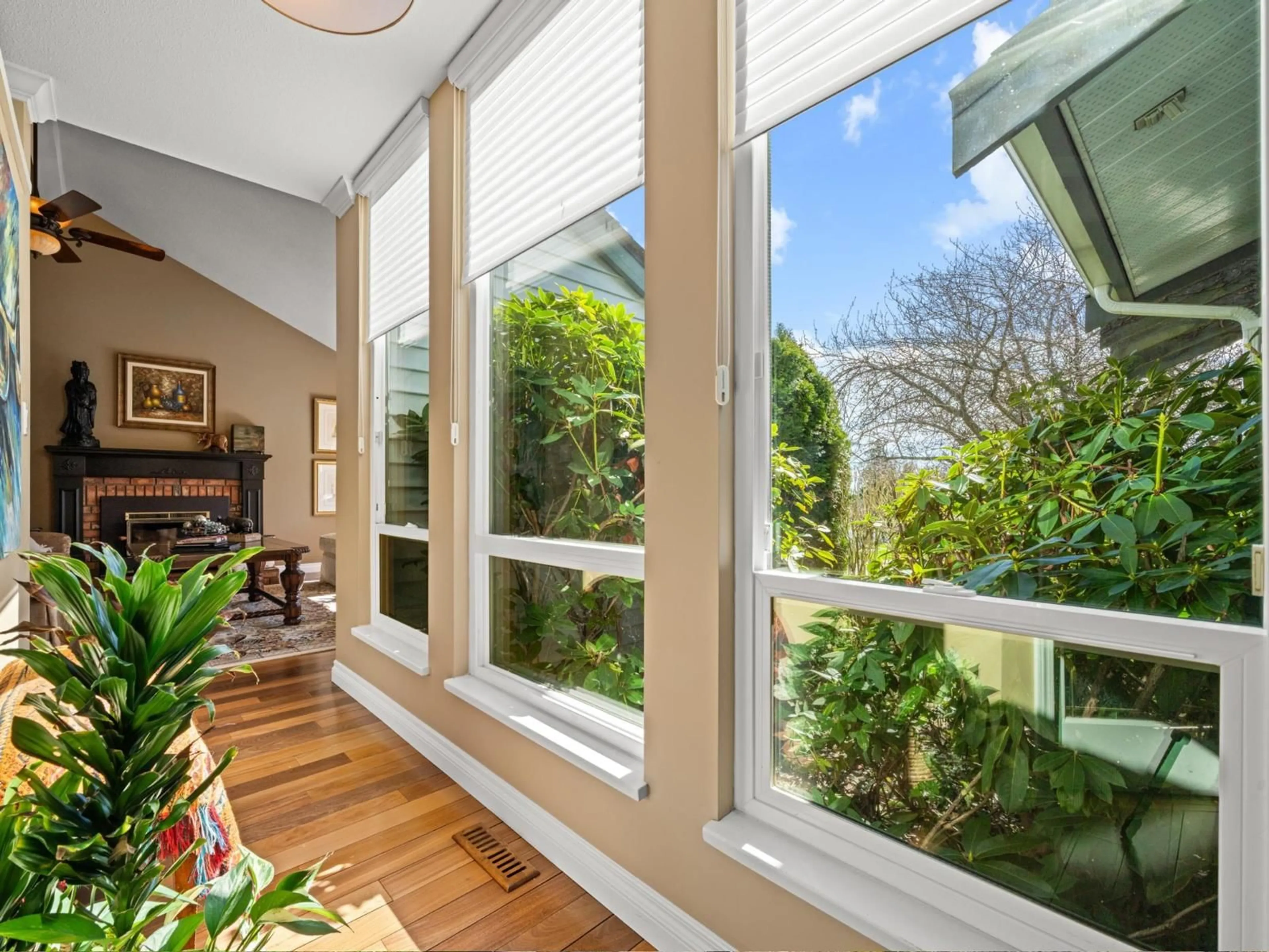 Indoor entryway for 13383 14A AVENUE, Surrey British Columbia V4A7P9