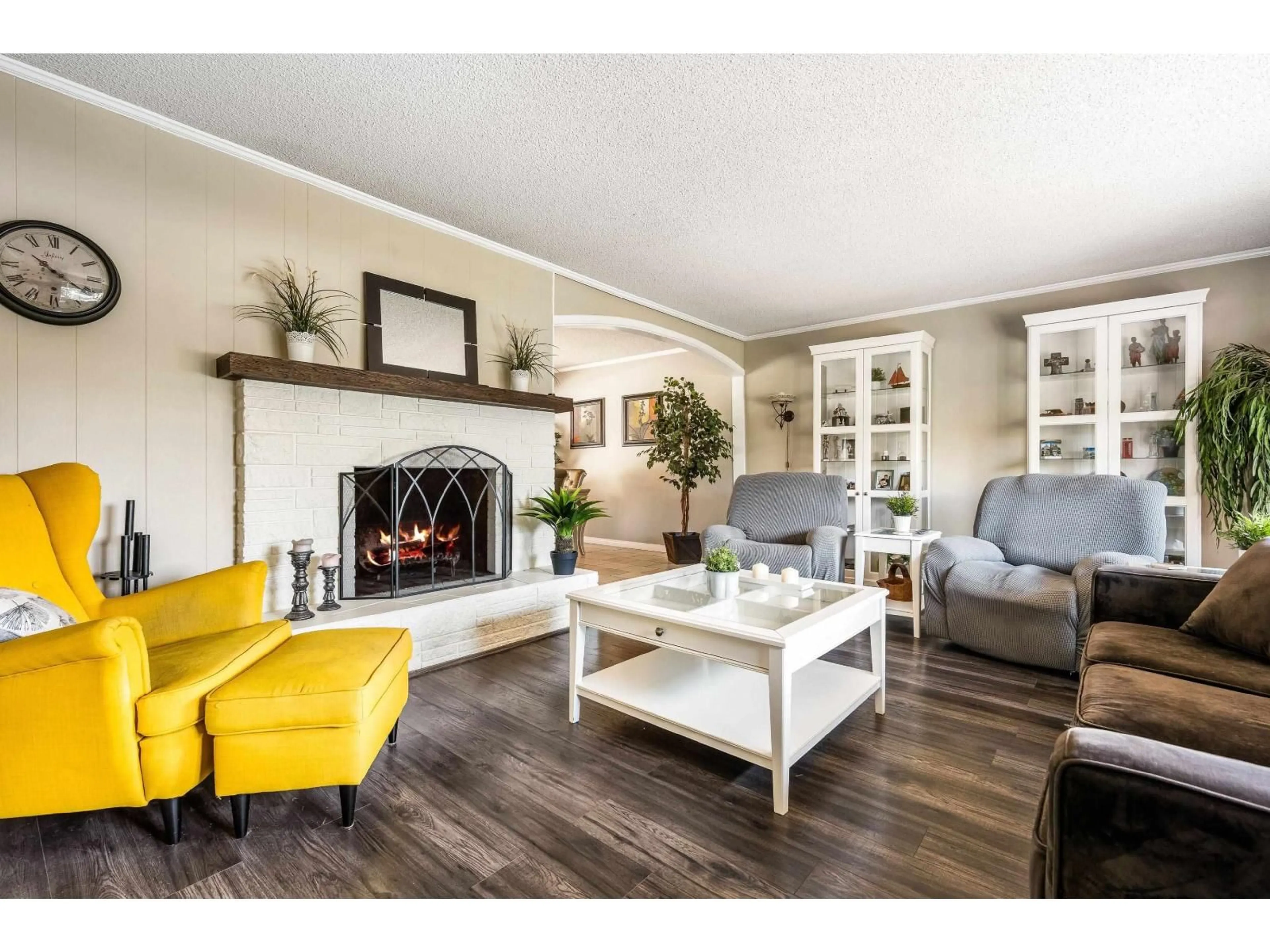 Living room with furniture, wood/laminate floor for 46465 BROOKS AVENUE, Chilliwack British Columbia V2P1C6