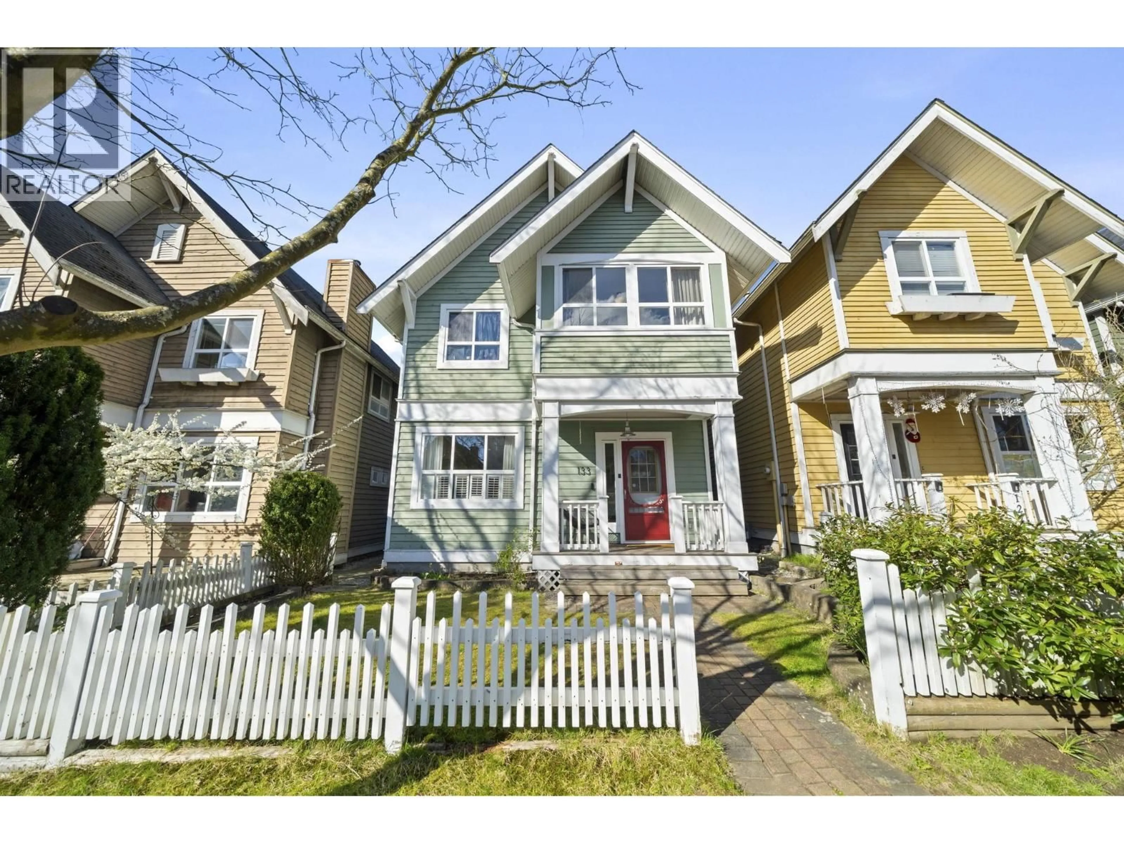 Home with vinyl exterior material, street for 133 STAR CRESCENT, New Westminster British Columbia V3M6X6