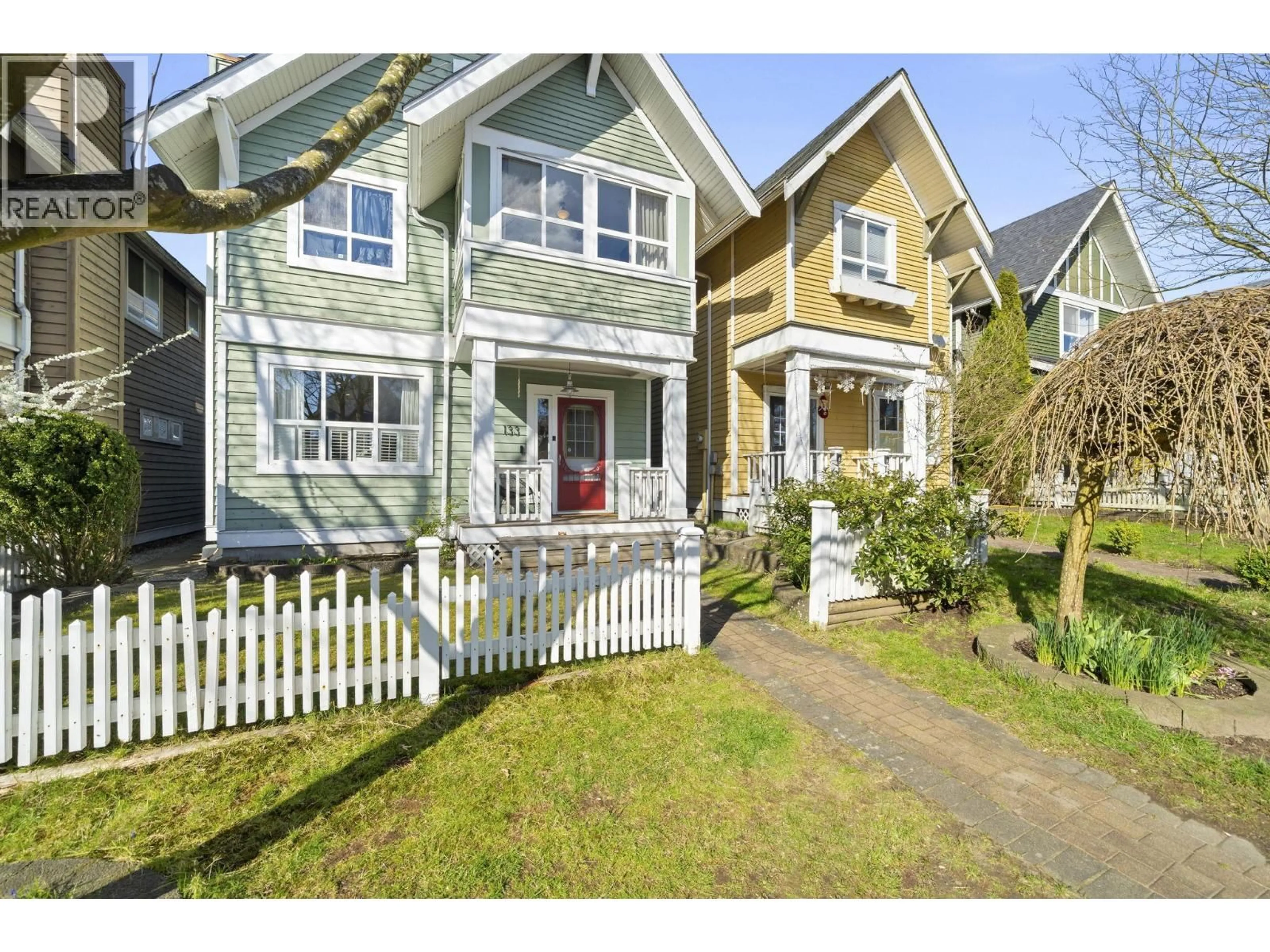 Home with vinyl exterior material, street for 133 STAR CRESCENT, New Westminster British Columbia V3M6X6