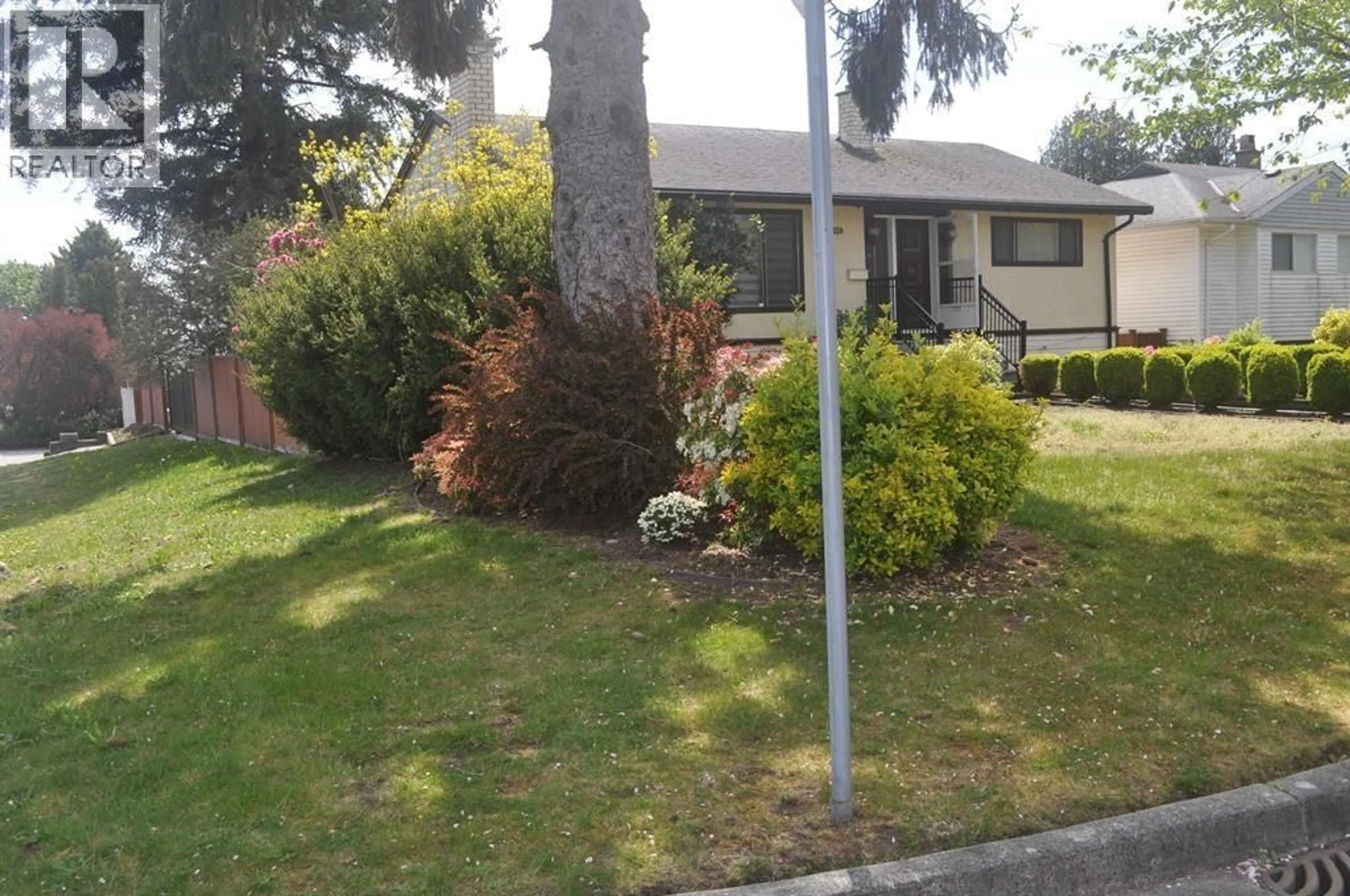 A pic from outside/outdoor area/front of a property/back of a property/a pic from drone, street for 3796 PETER STREET, Burnaby British Columbia V5J1N4