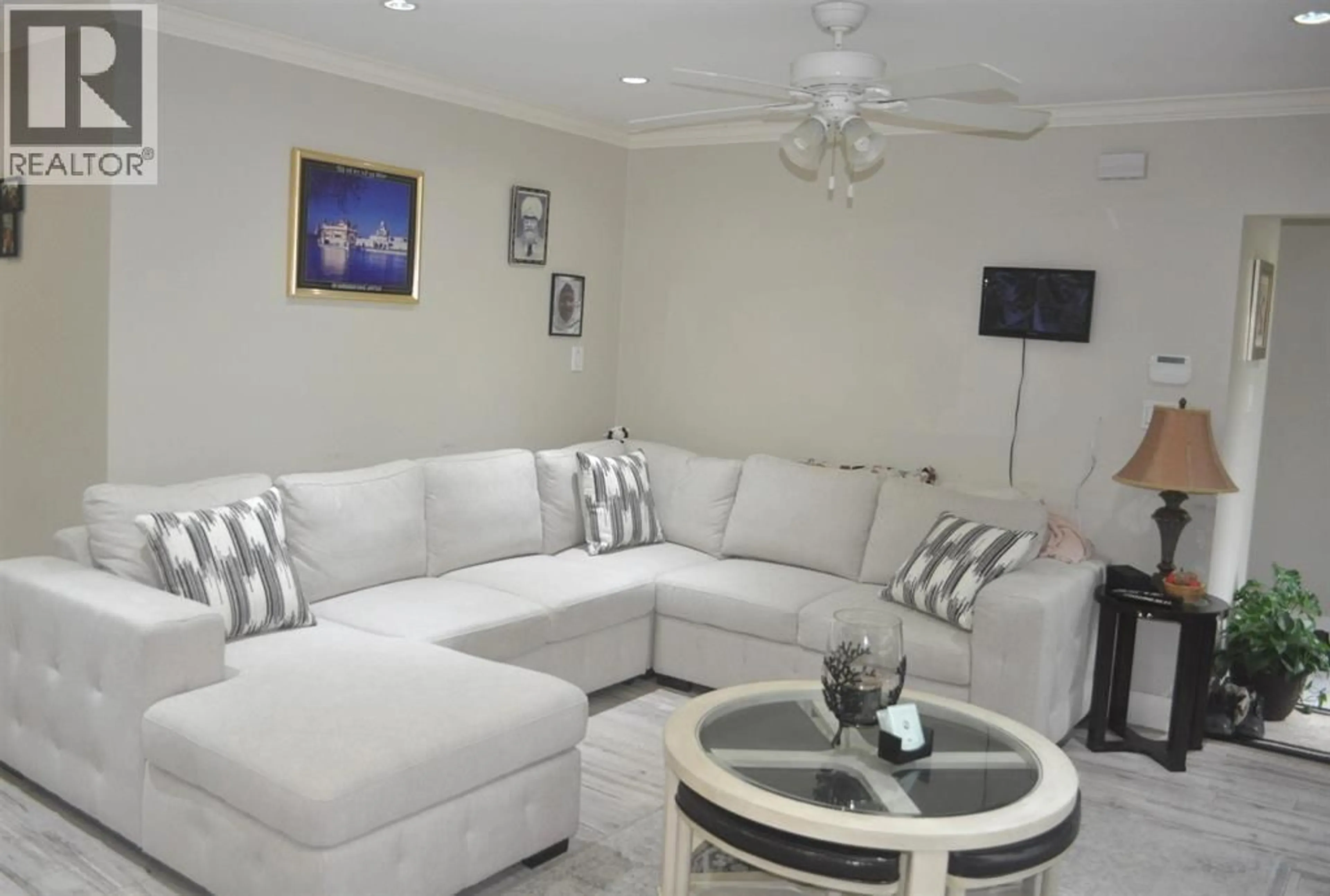 Living room with furniture, unknown for 3796 PETER STREET, Burnaby British Columbia V5J1N4