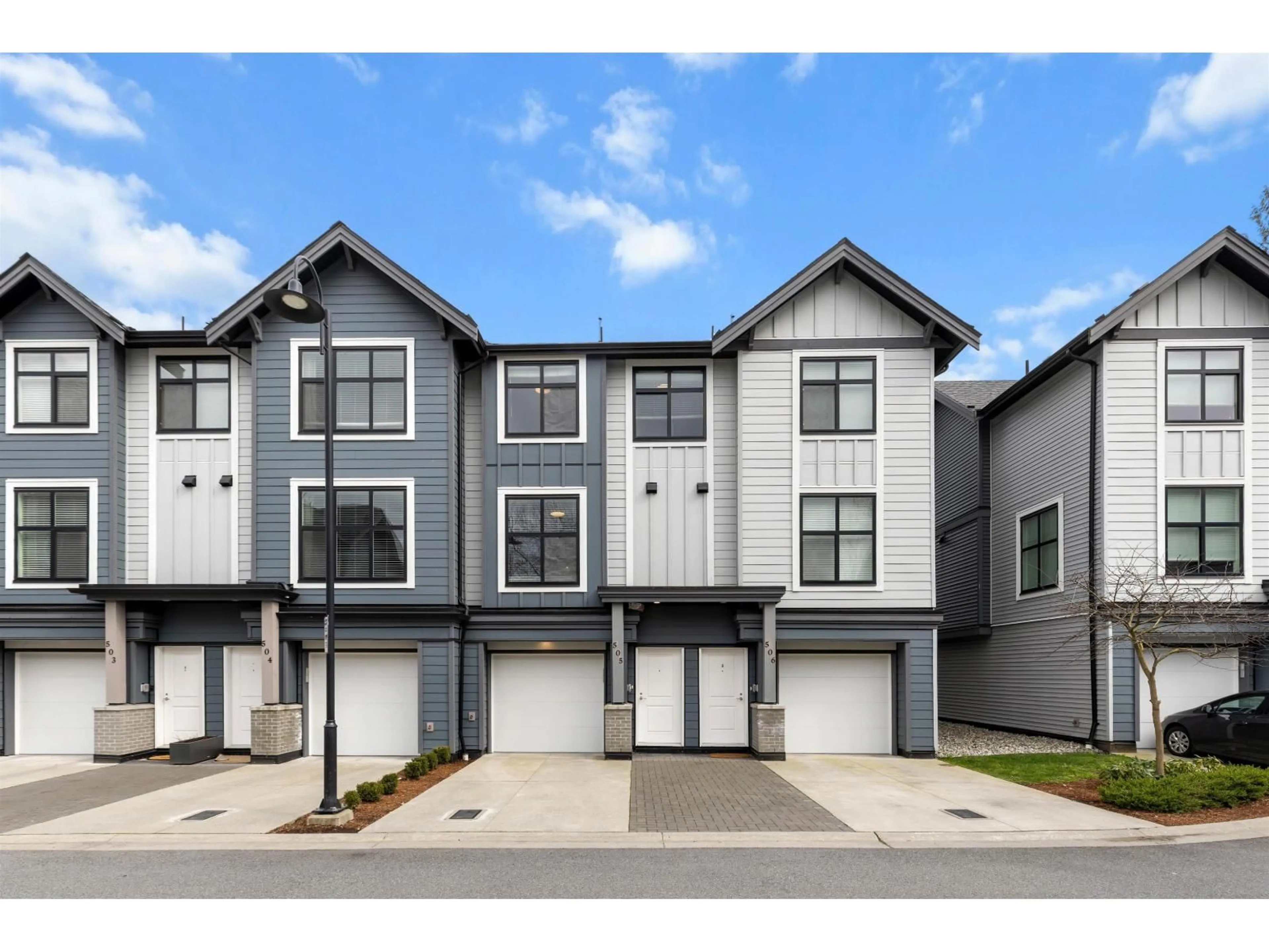 Home with vinyl exterior material, street for 505 - 2267 MCKENZIE ROAD, Abbotsford British Columbia V2S0M9