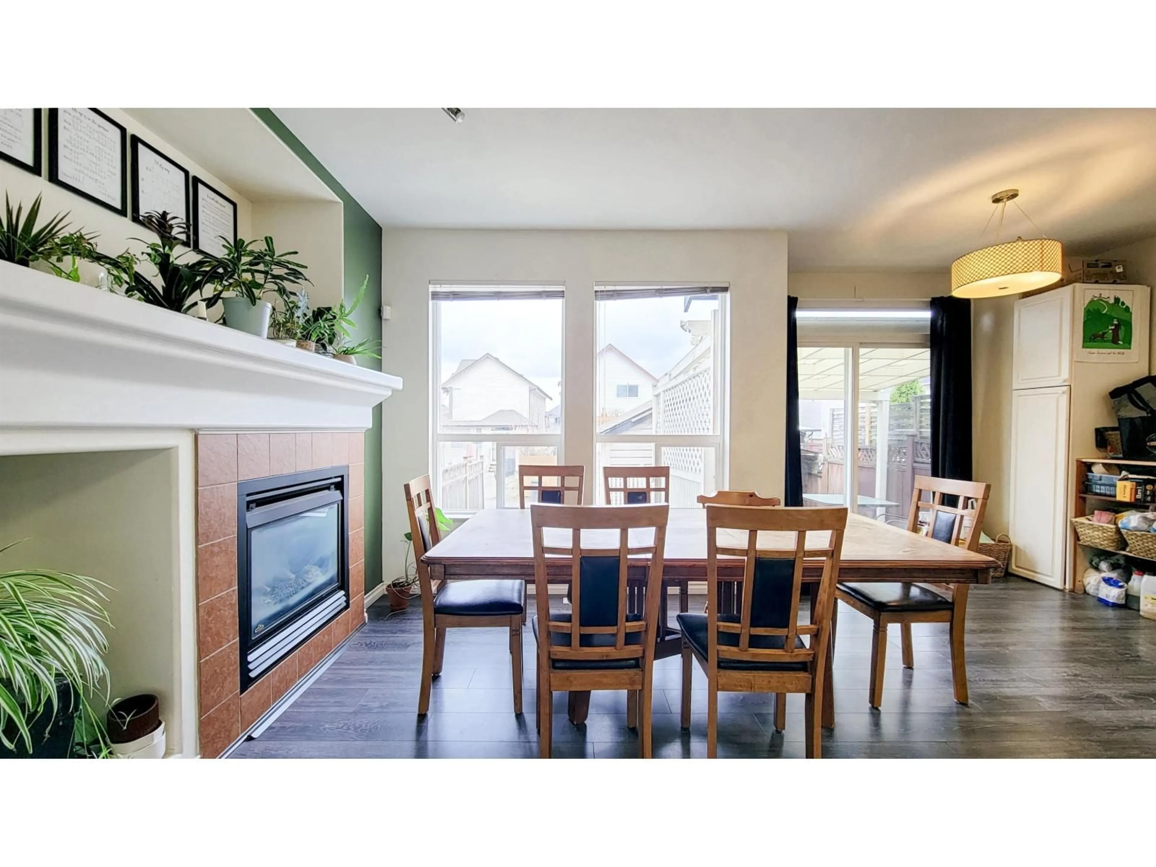 Dining room, wood/laminate floor for 18455 67 AVENUE, Surrey British Columbia V3S9A8
