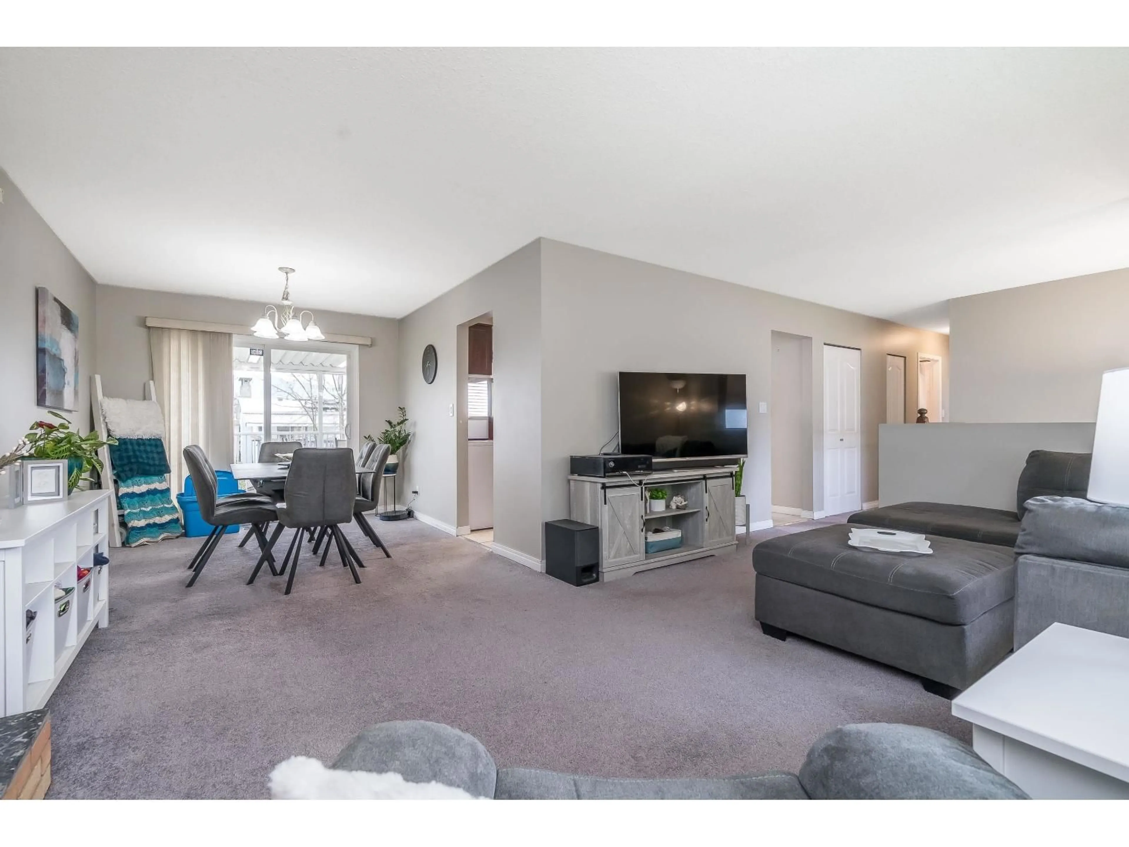 Living room with furniture, unknown for 46412 CHILLIWACK CENTRAL ROAD, Chilliwack British Columbia V2P1J9