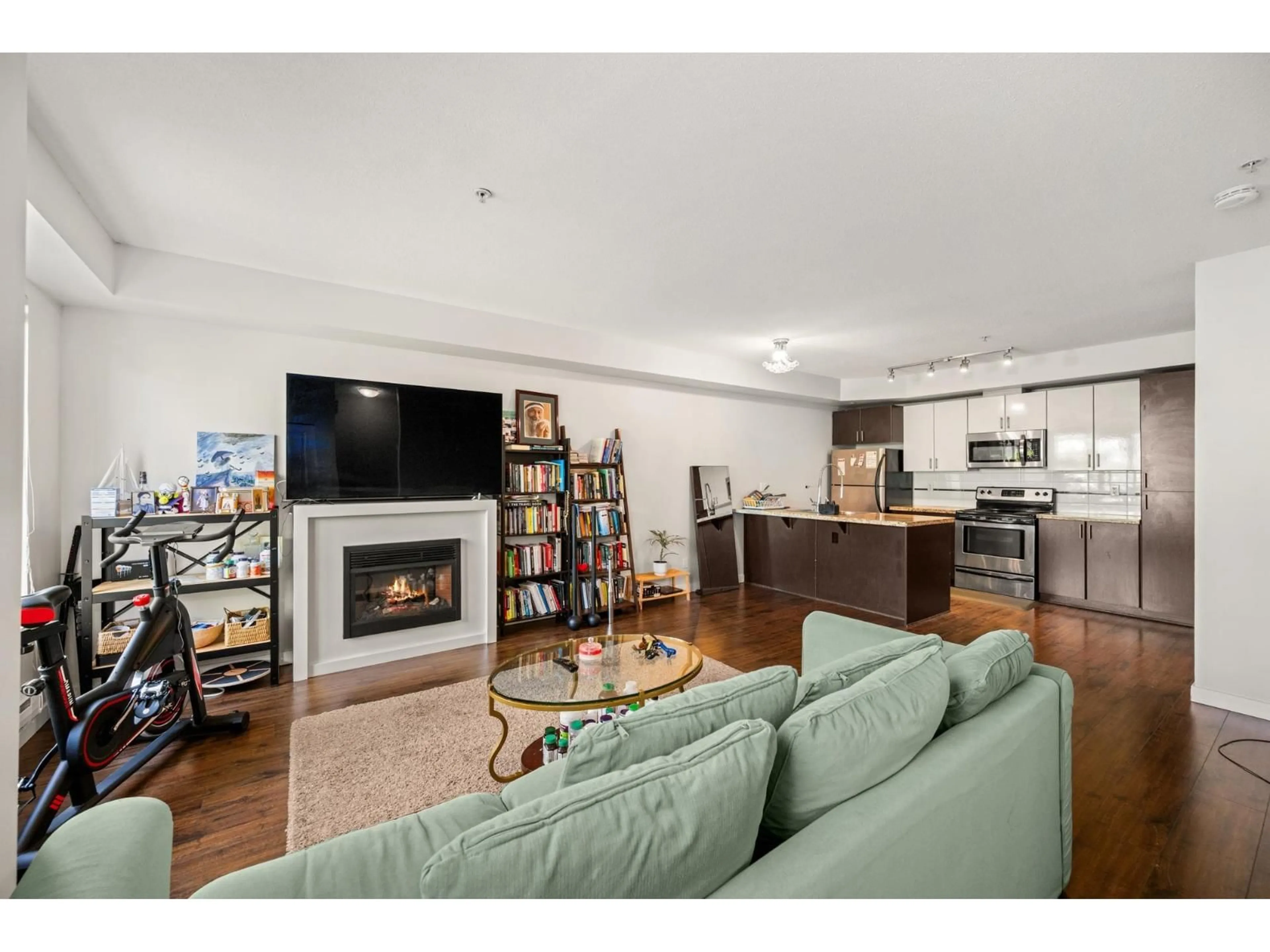 Living room with furniture, wood/laminate floor for 85 - 13239 OLD YALE ROAD, Surrey British Columbia V3T3C5