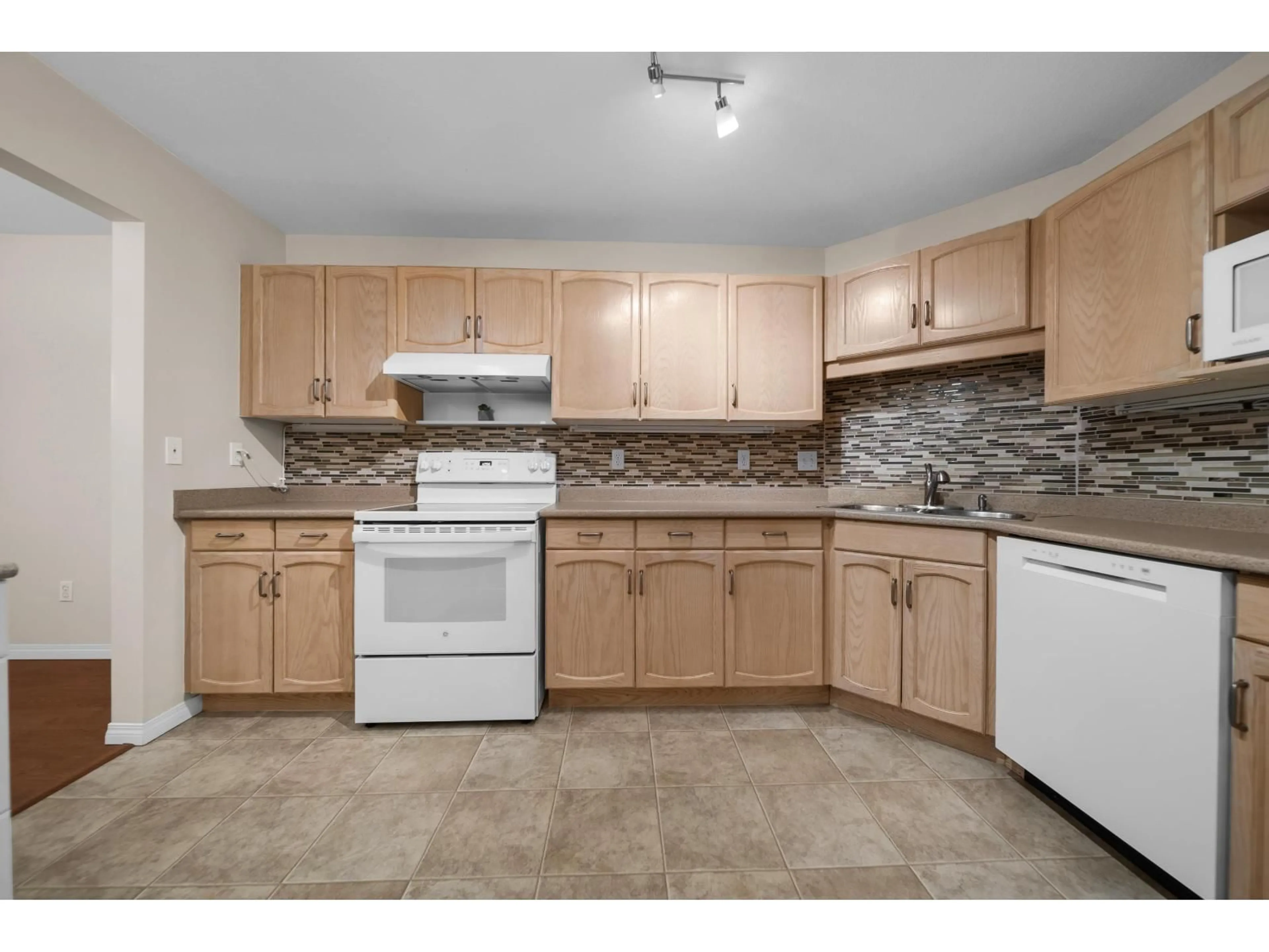 Standard kitchen, unknown for 308 - 33280 BOURQUIN CRESCENT, Abbotsford British Columbia V2S7K2
