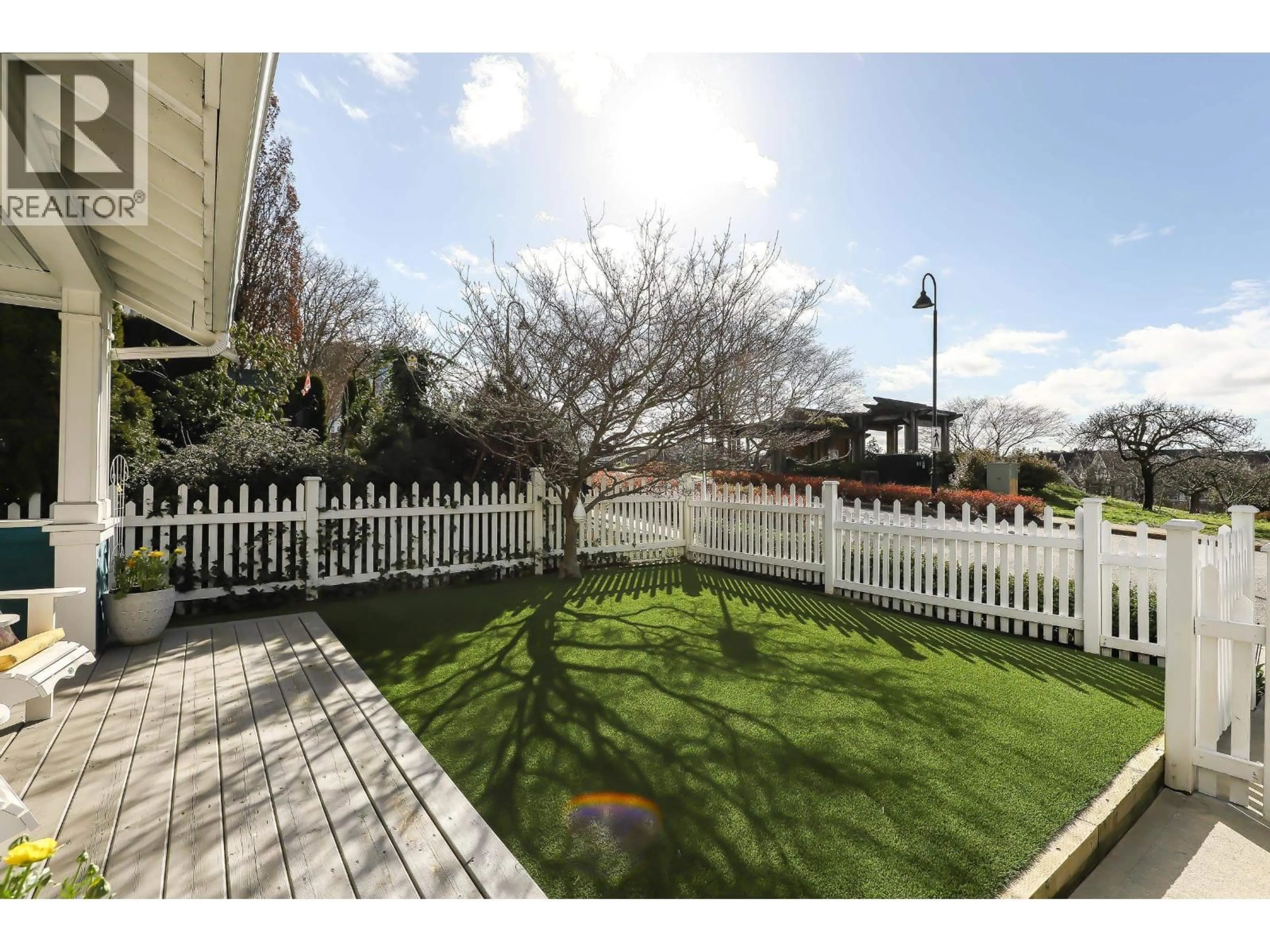 Patio, street for 107 STAR CRESCENT, New Westminster British Columbia V3M6X6