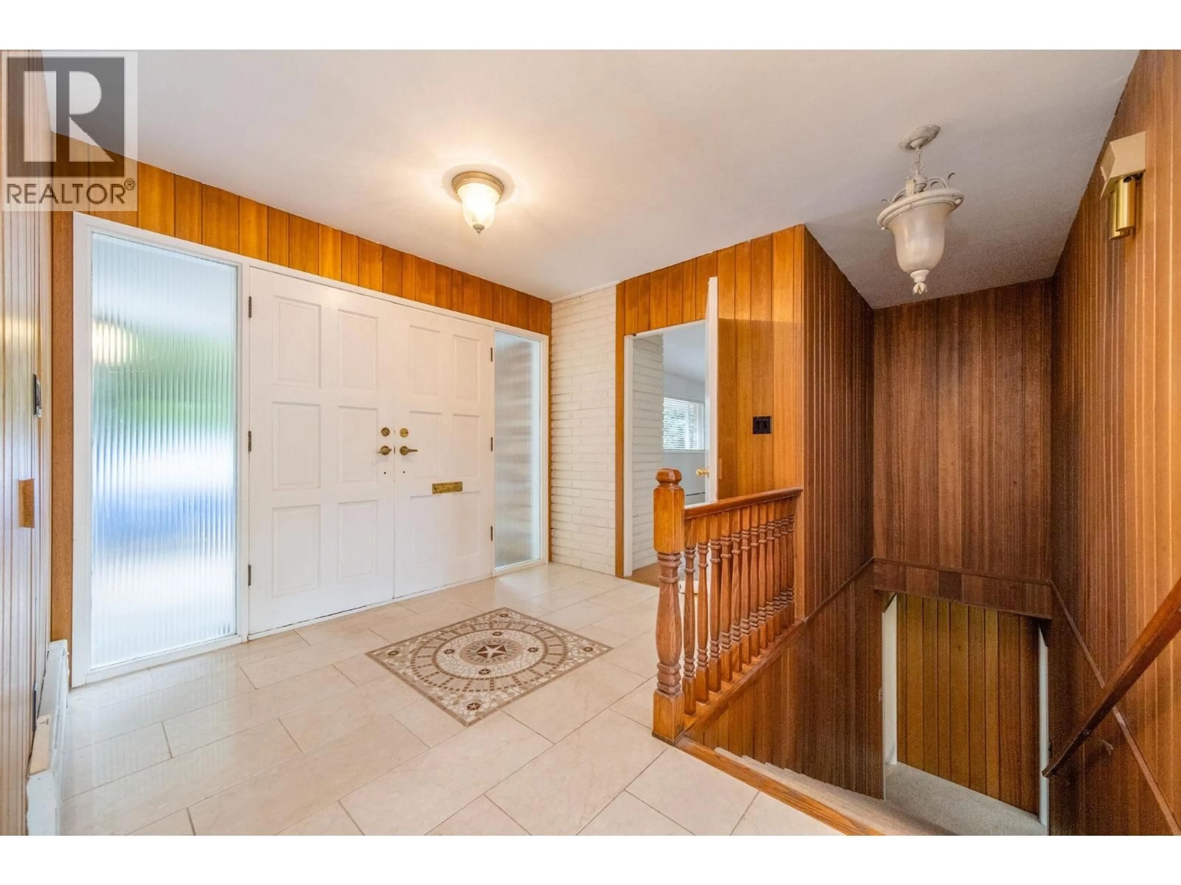 Indoor foyer for 775 SOUTHBOROUGH DRIVE, West Vancouver British Columbia V7S1N1