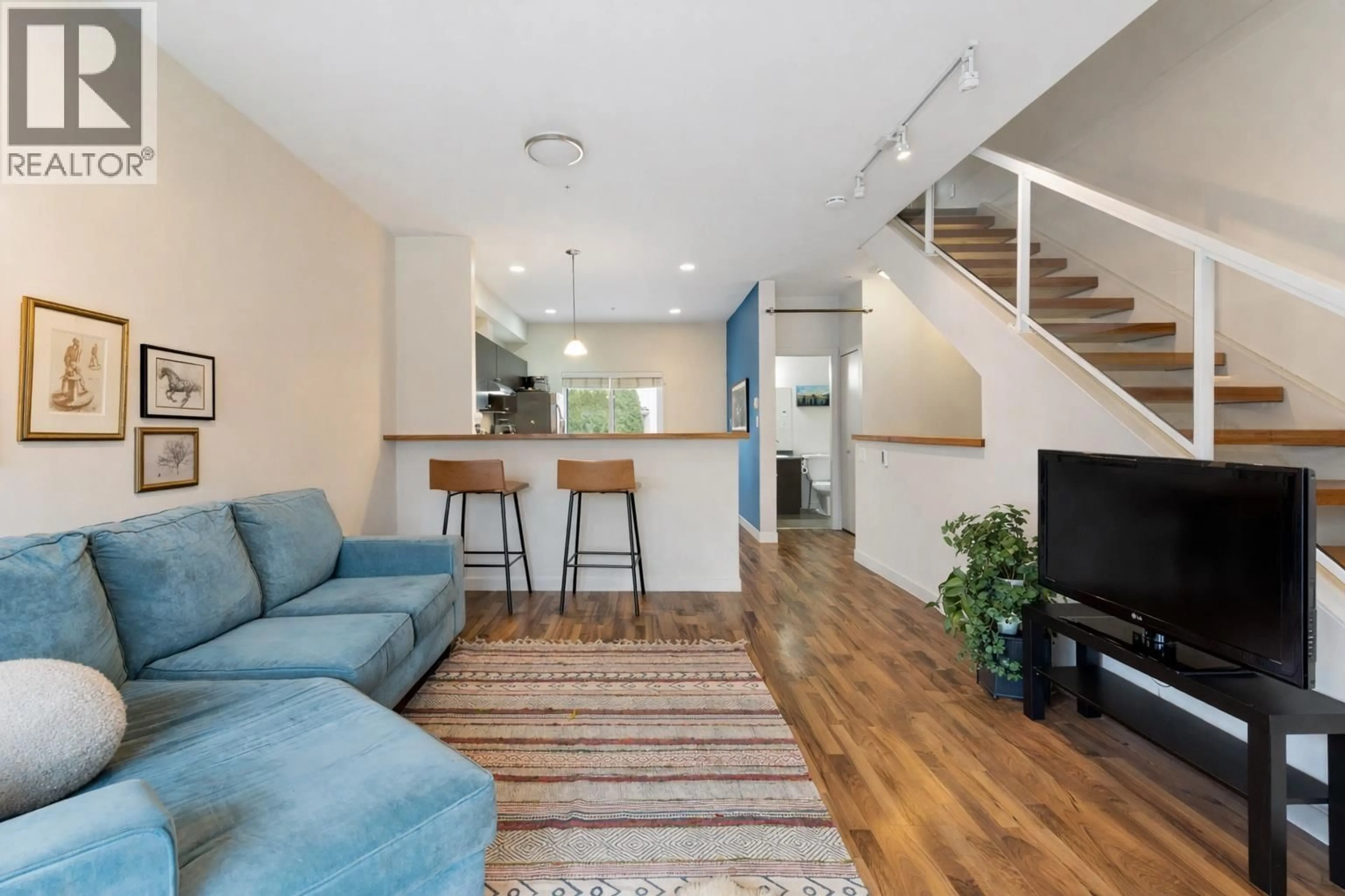 Living room with furniture, unknown for 40166 GOVERNMENT ROAD, Squamish British Columbia V0N1T0