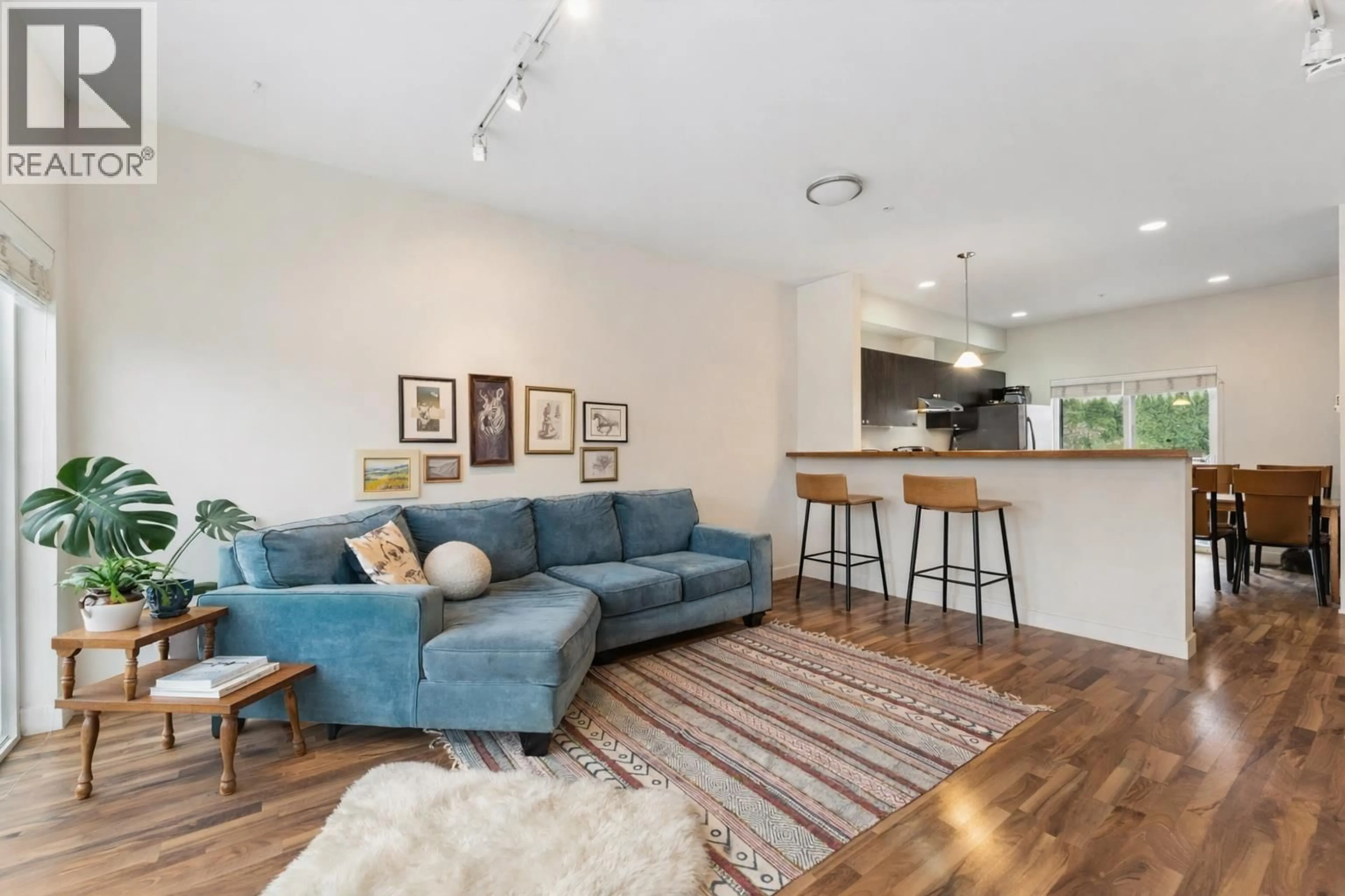 Living room with furniture, wood/laminate floor for 40166 GOVERNMENT ROAD, Squamish British Columbia V0N1T0