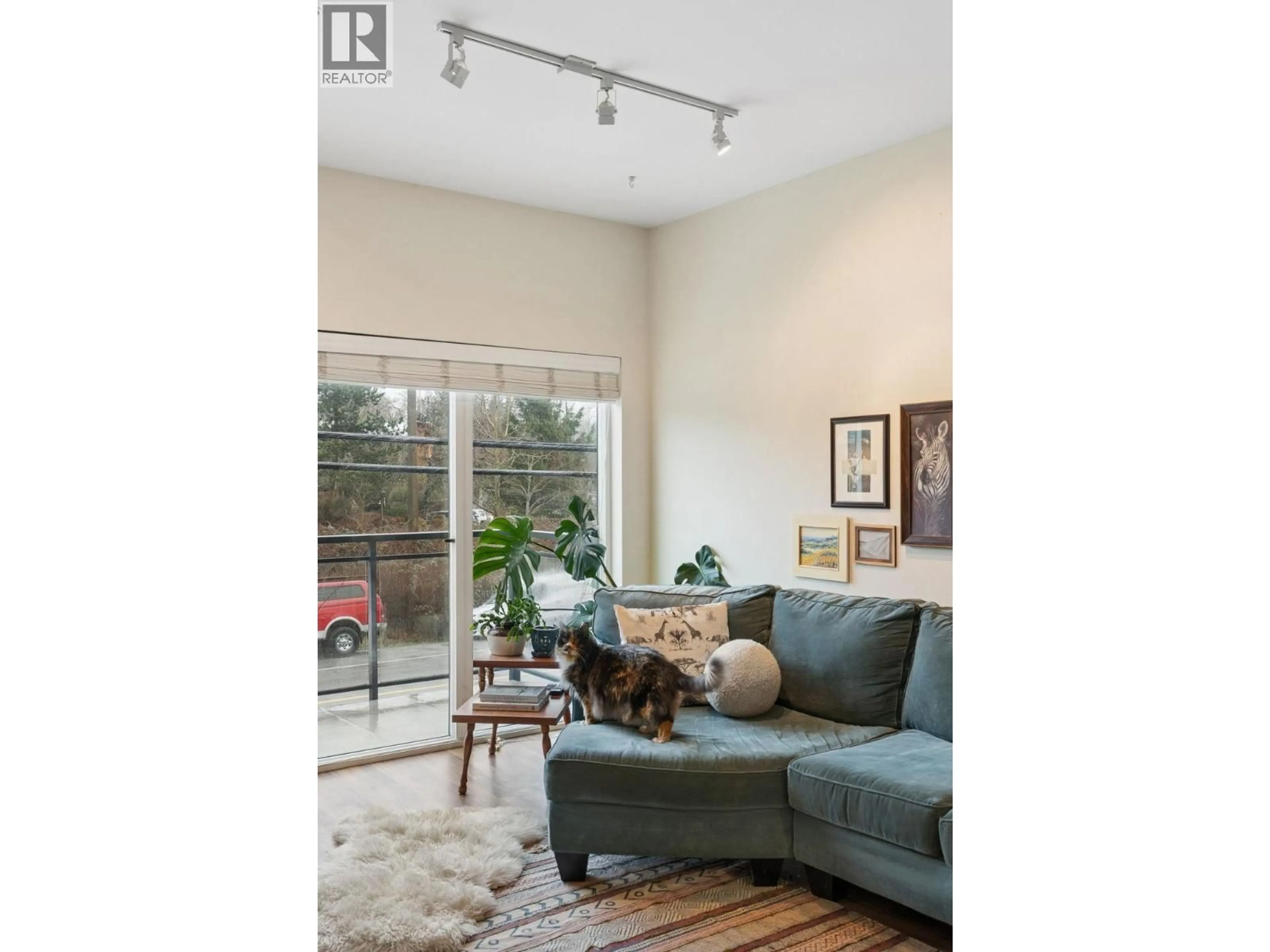 Living room with furniture, wood/laminate floor for 40166 GOVERNMENT ROAD, Squamish British Columbia V0N1T0