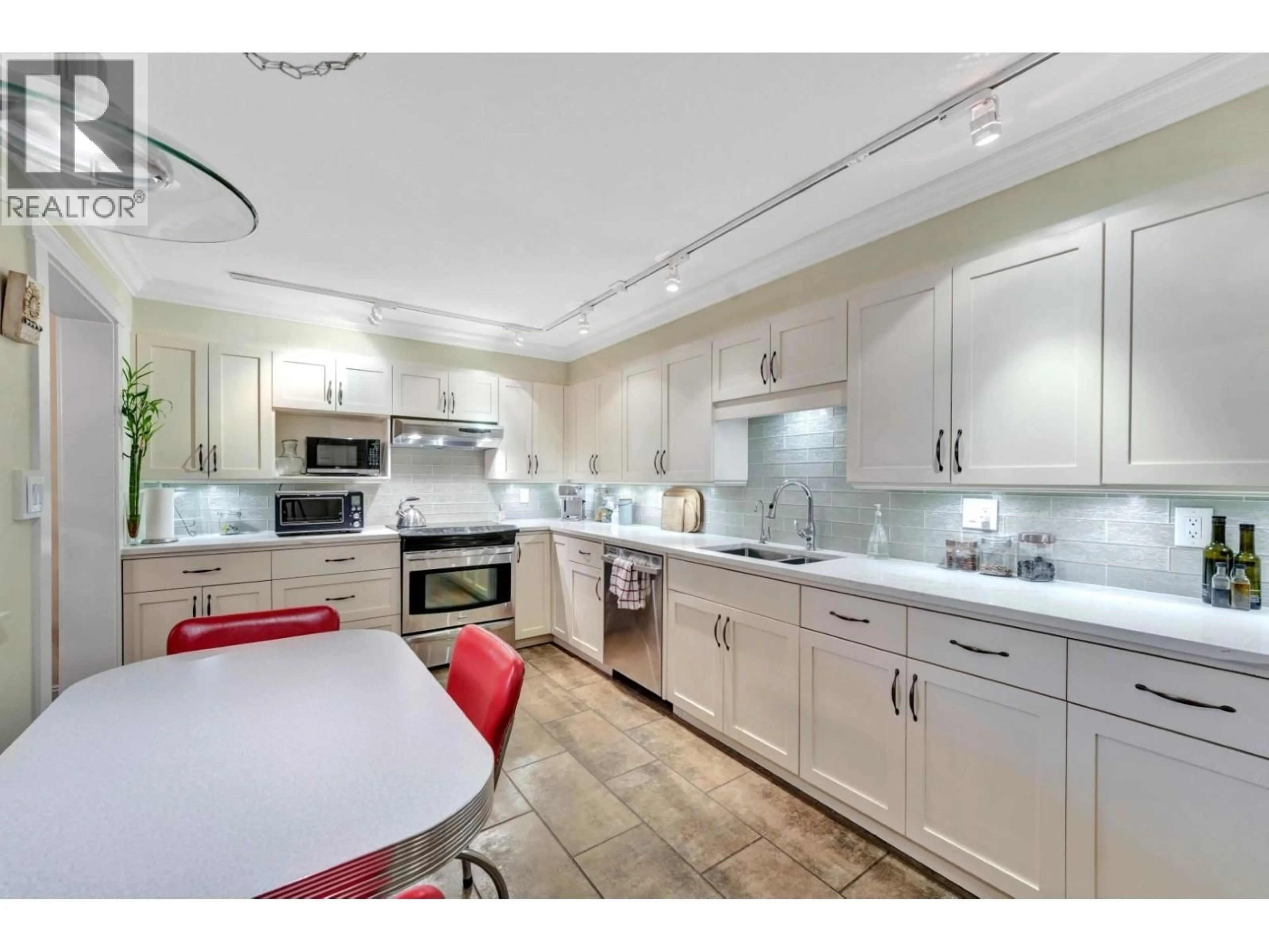 Open concept kitchen, ceramic/tile floor for 109B - 1210 QUAYSIDE DRIVE, New Westminster British Columbia V3M6H1