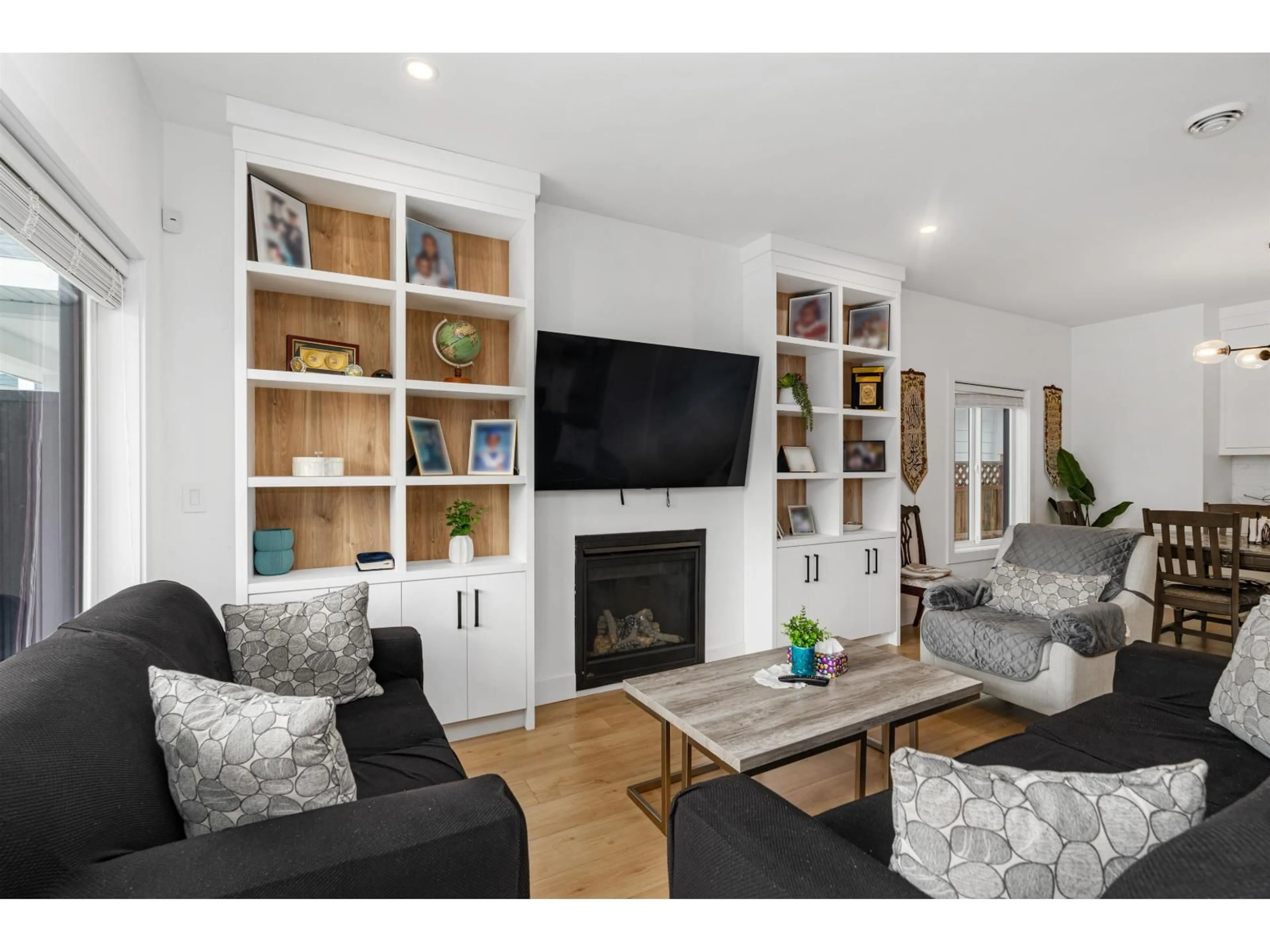 Living room with furniture, wood/laminate floor for 18460 64 AVENUE, Surrey British Columbia V3S8J6