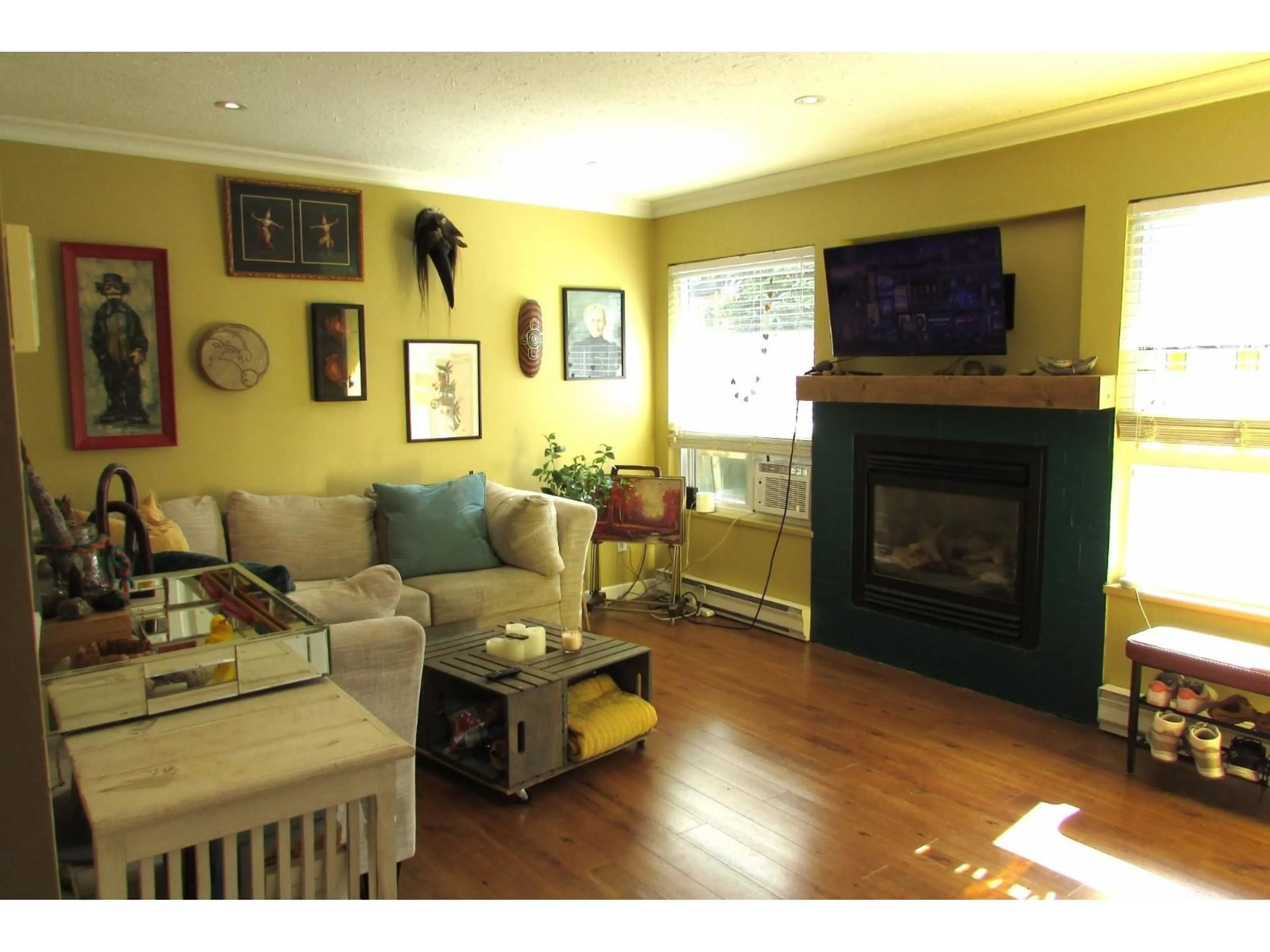 Living room with furniture, wood/laminate floor for 45593 MCINTOSH DRIVE, Chilliwack British Columbia V2P6V4