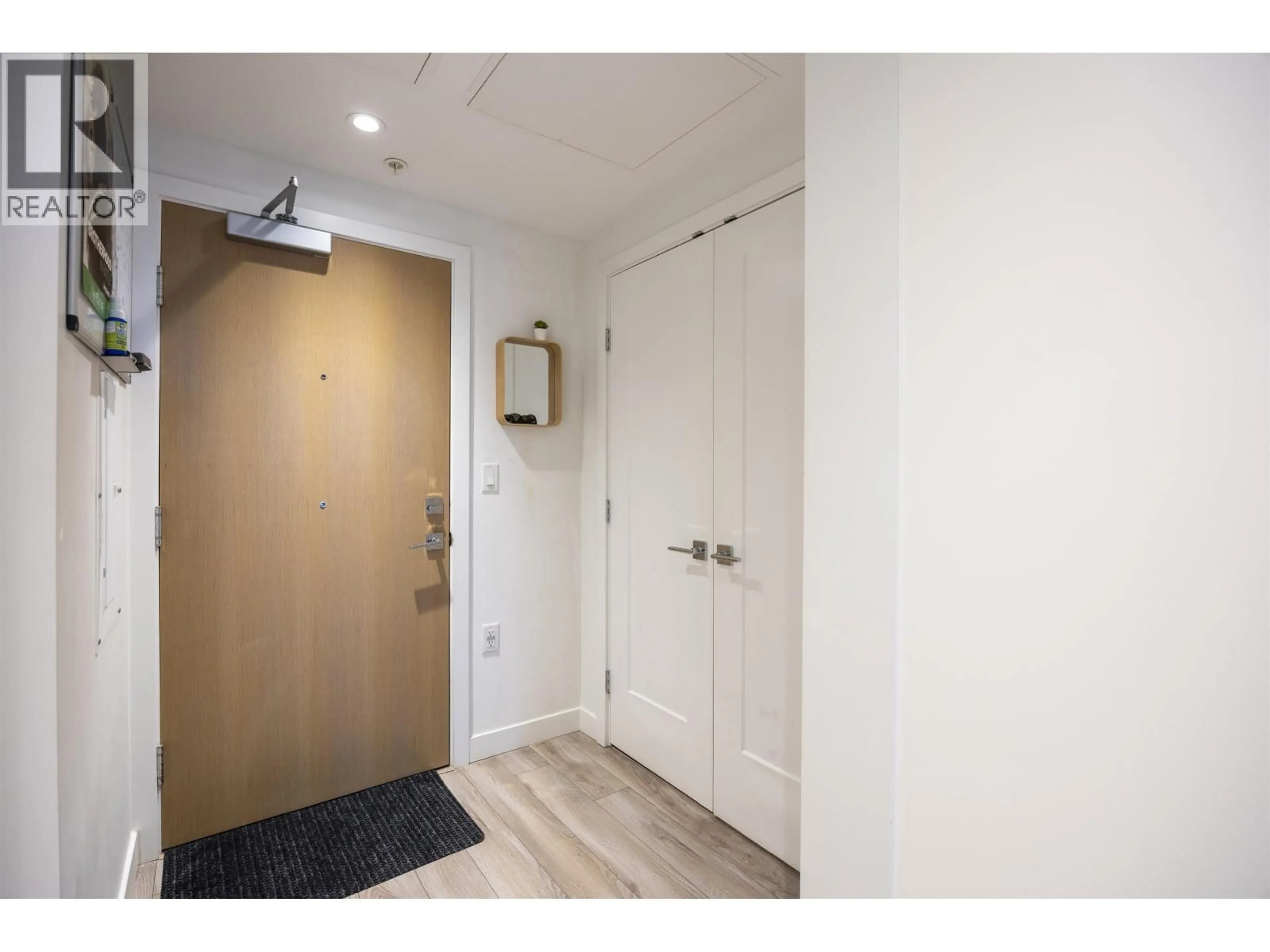 Indoor entryway for 302 - 6699 DUNBLANE AVENUE, Burnaby British Columbia V5H0J8