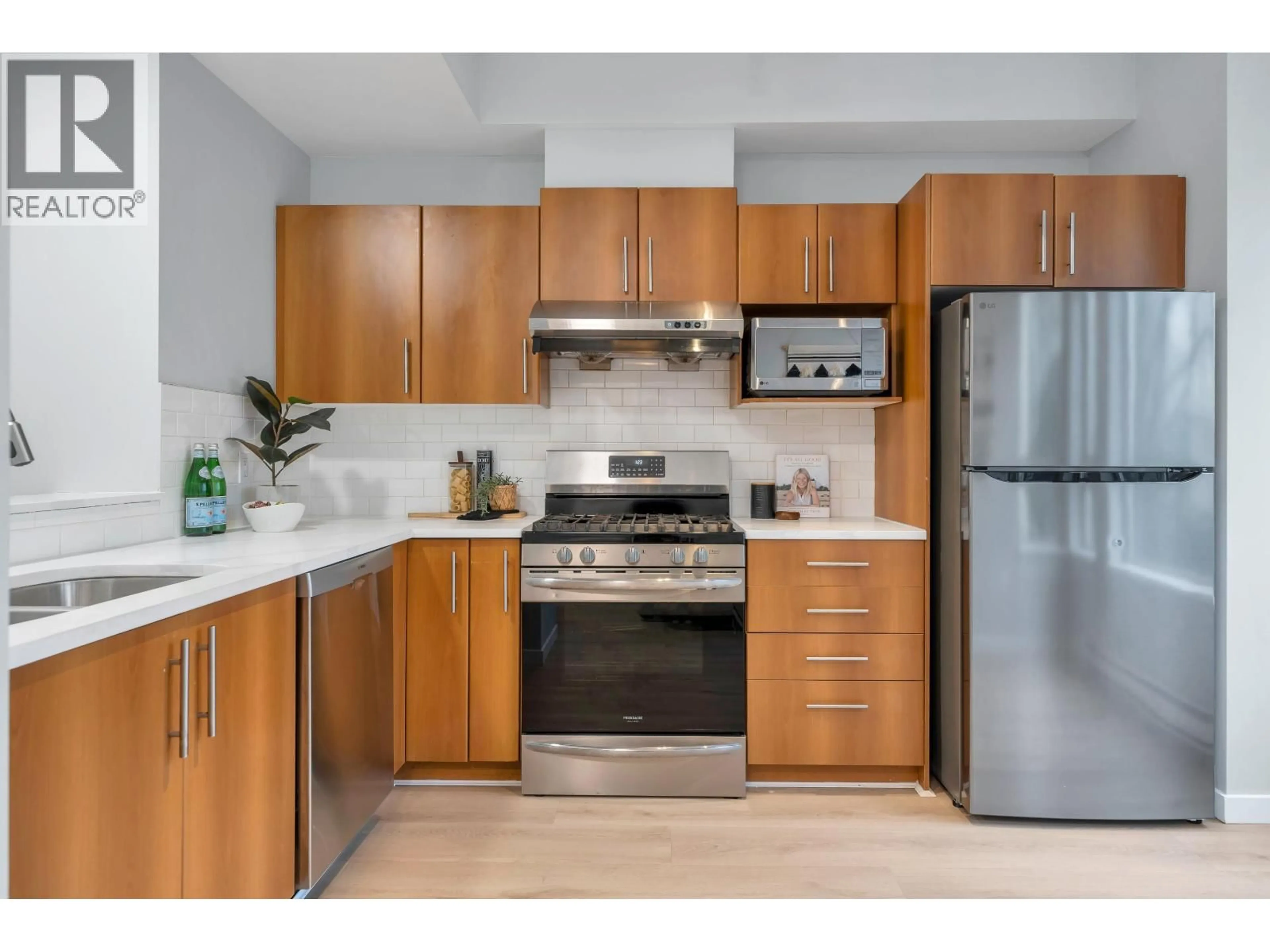 Standard kitchen, unknown for 130 - 9229 UNIVERSITY CRESCENT, Burnaby British Columbia V5A4Z2