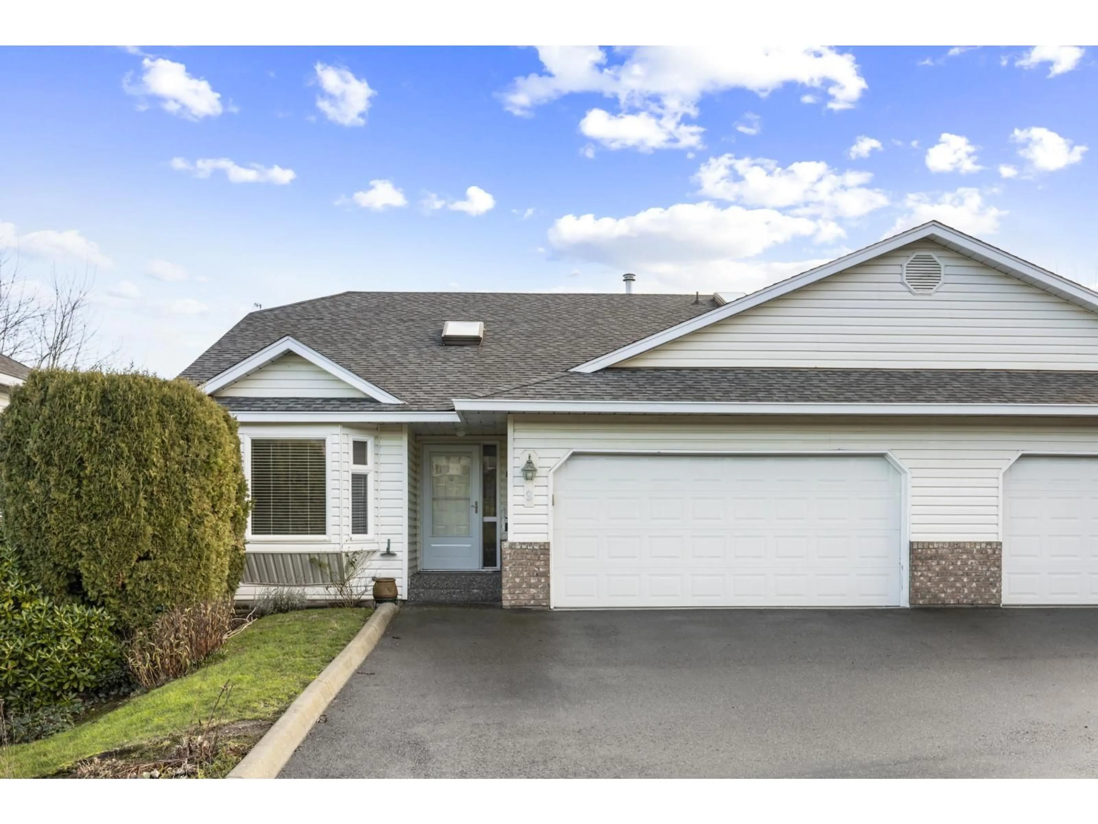 Home with vinyl exterior material, street for 9 - 3054 TRAFALGAR STREET, Abbotsford British Columbia V2S7X6