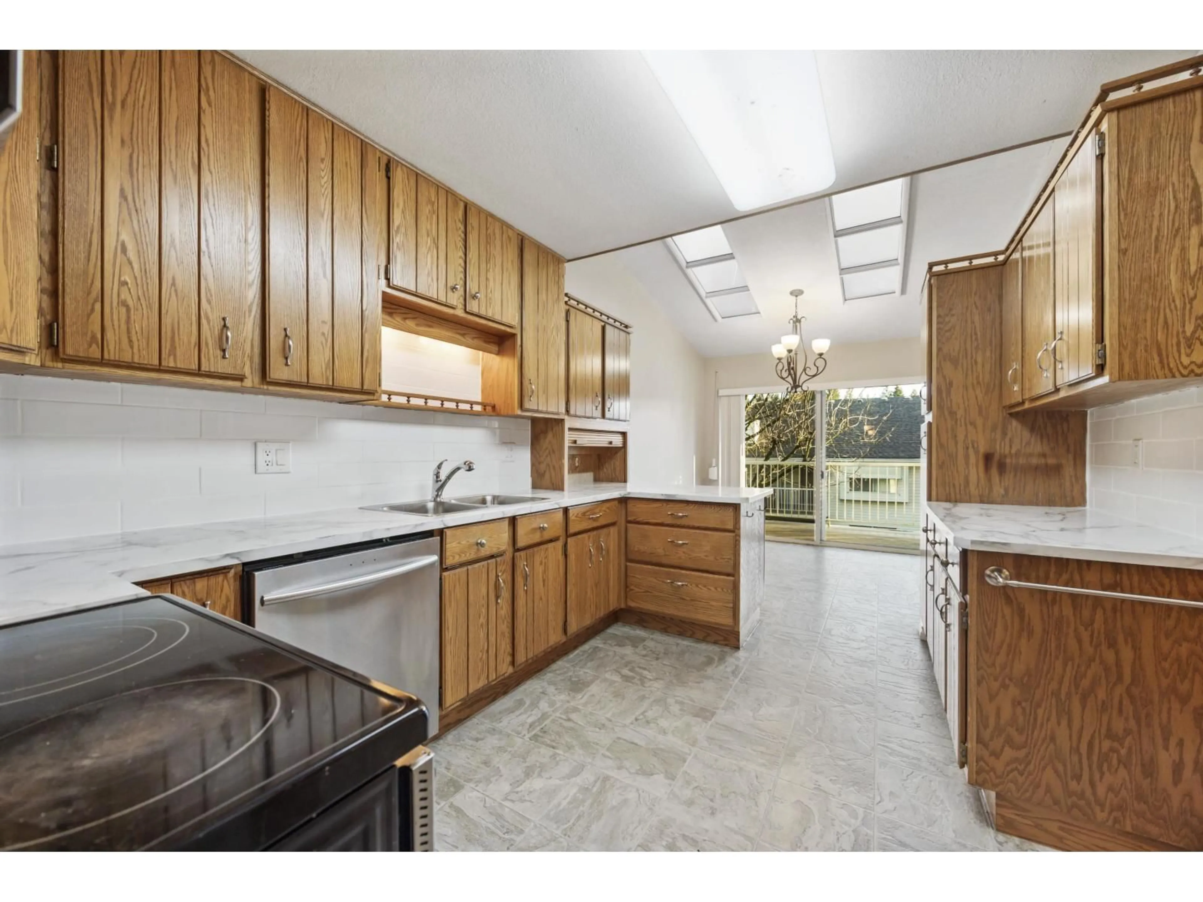 Standard kitchen, ceramic/tile floor for 9 - 3054 TRAFALGAR STREET, Abbotsford British Columbia V2S7X6