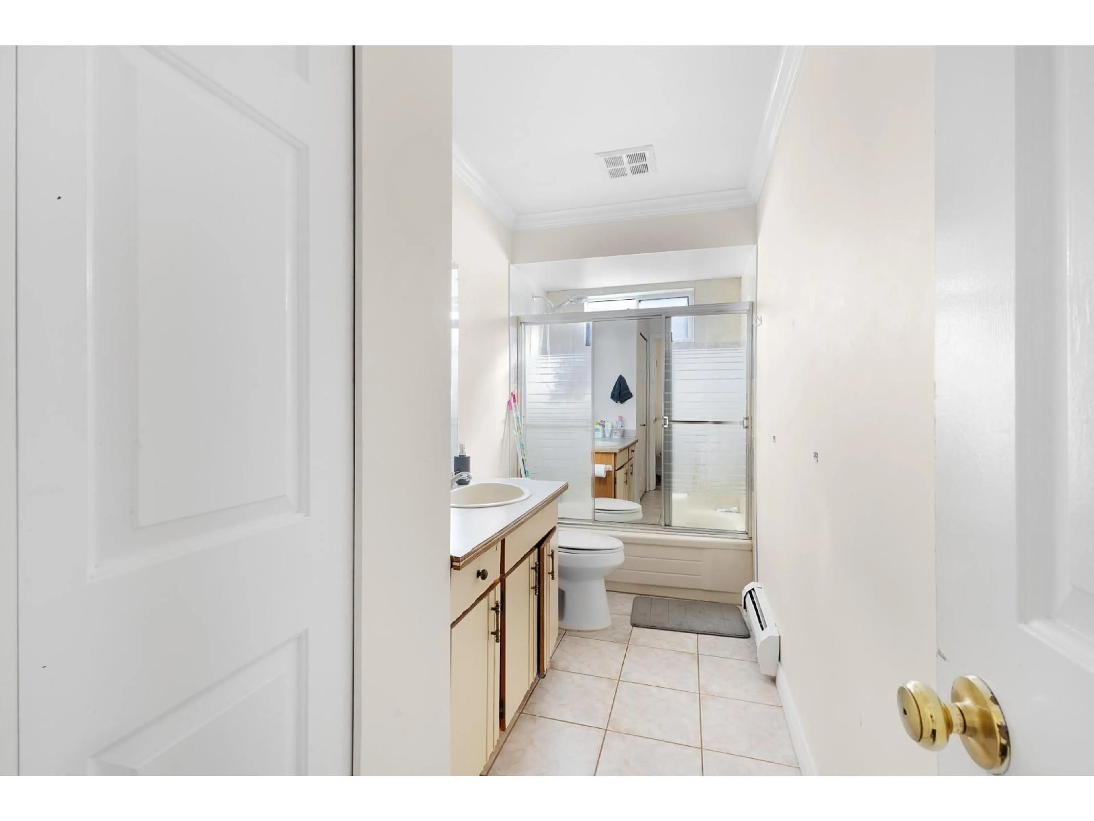 Standard bathroom, ceramic/tile floor for 12604 68 AVENUE, Surrey British Columbia V3W1G4