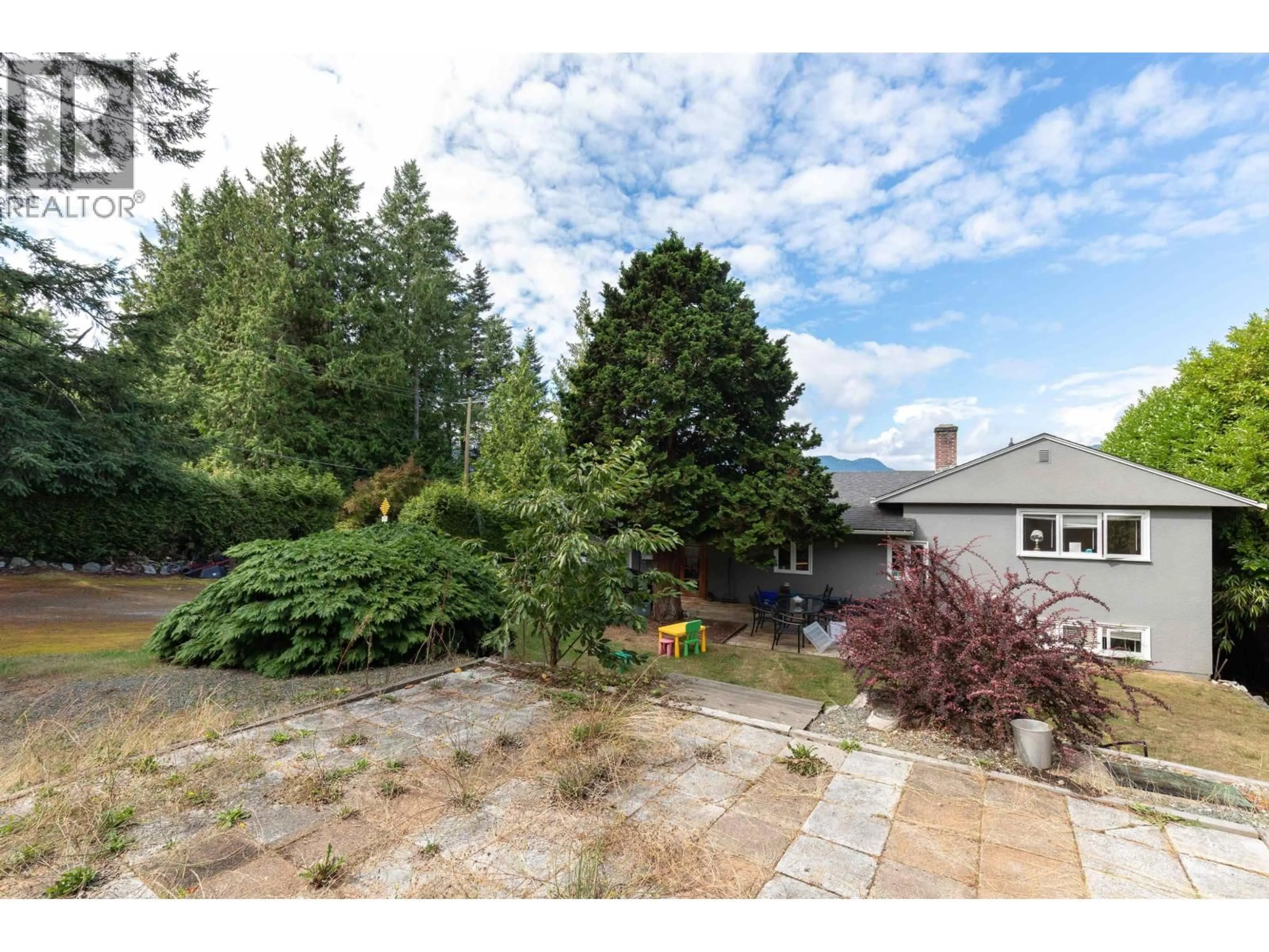 A pic from outside/outdoor area/front of a property/back of a property/a pic from drone, unknown for 7195 ROCKLAND WYND, West Vancouver British Columbia V7W2L2