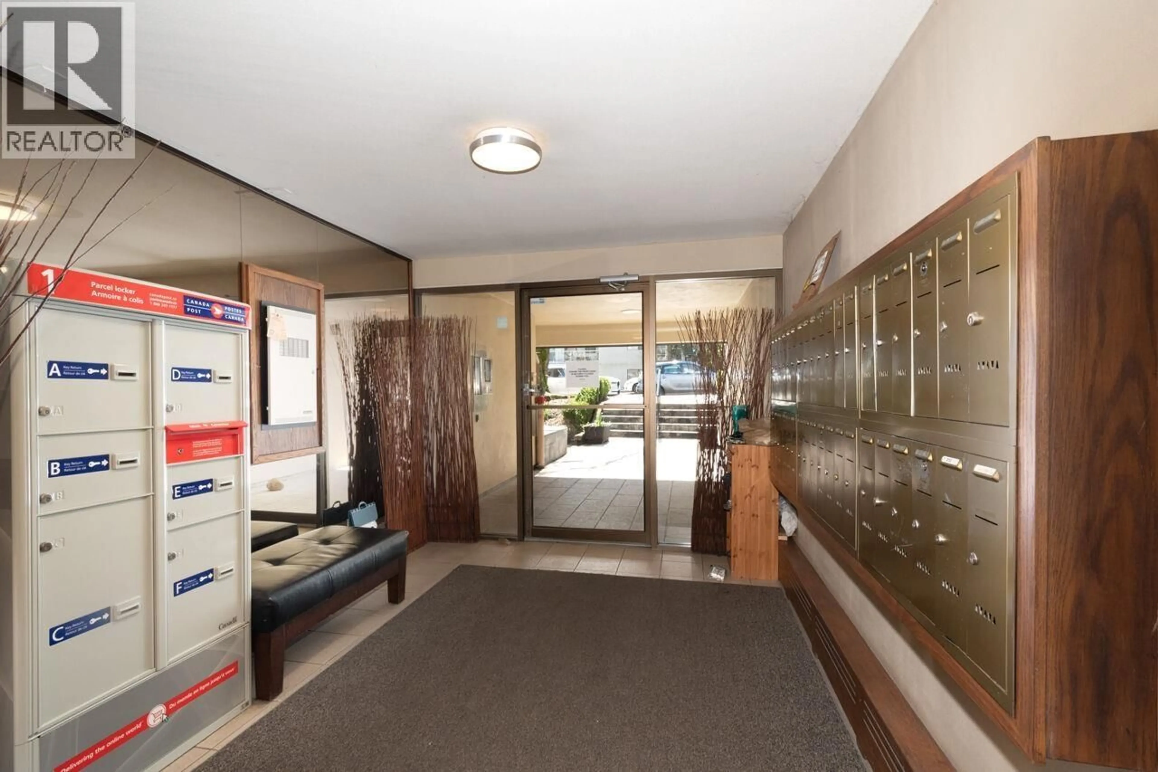 Indoor foyer for 307 - 825 7TH AVENUE, Vancouver British Columbia V5T1P4