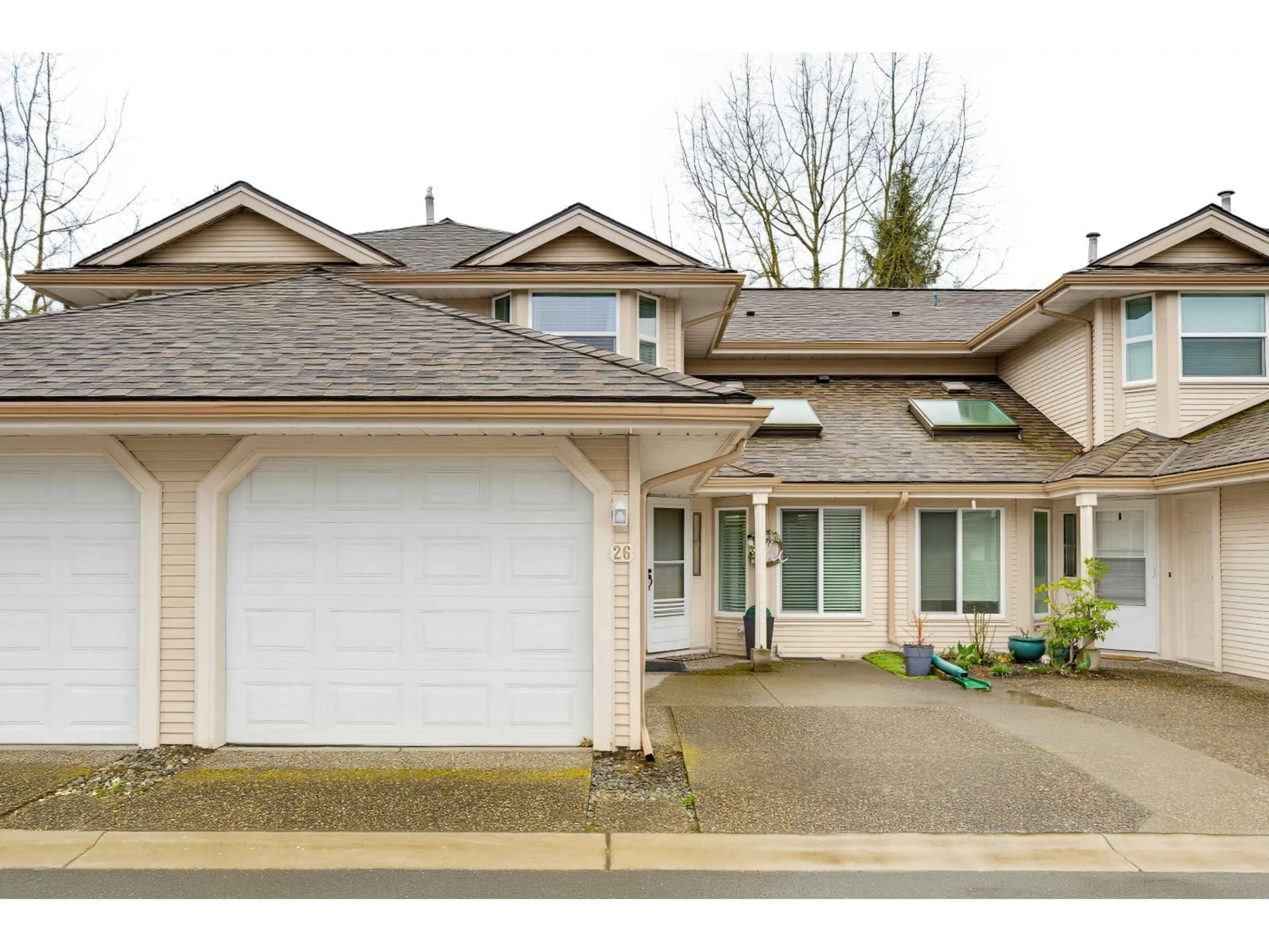 Home with vinyl exterior material, street for 26 - 9045 WALNUT GROVE DRIVE, Langley British Columbia V1M2E1