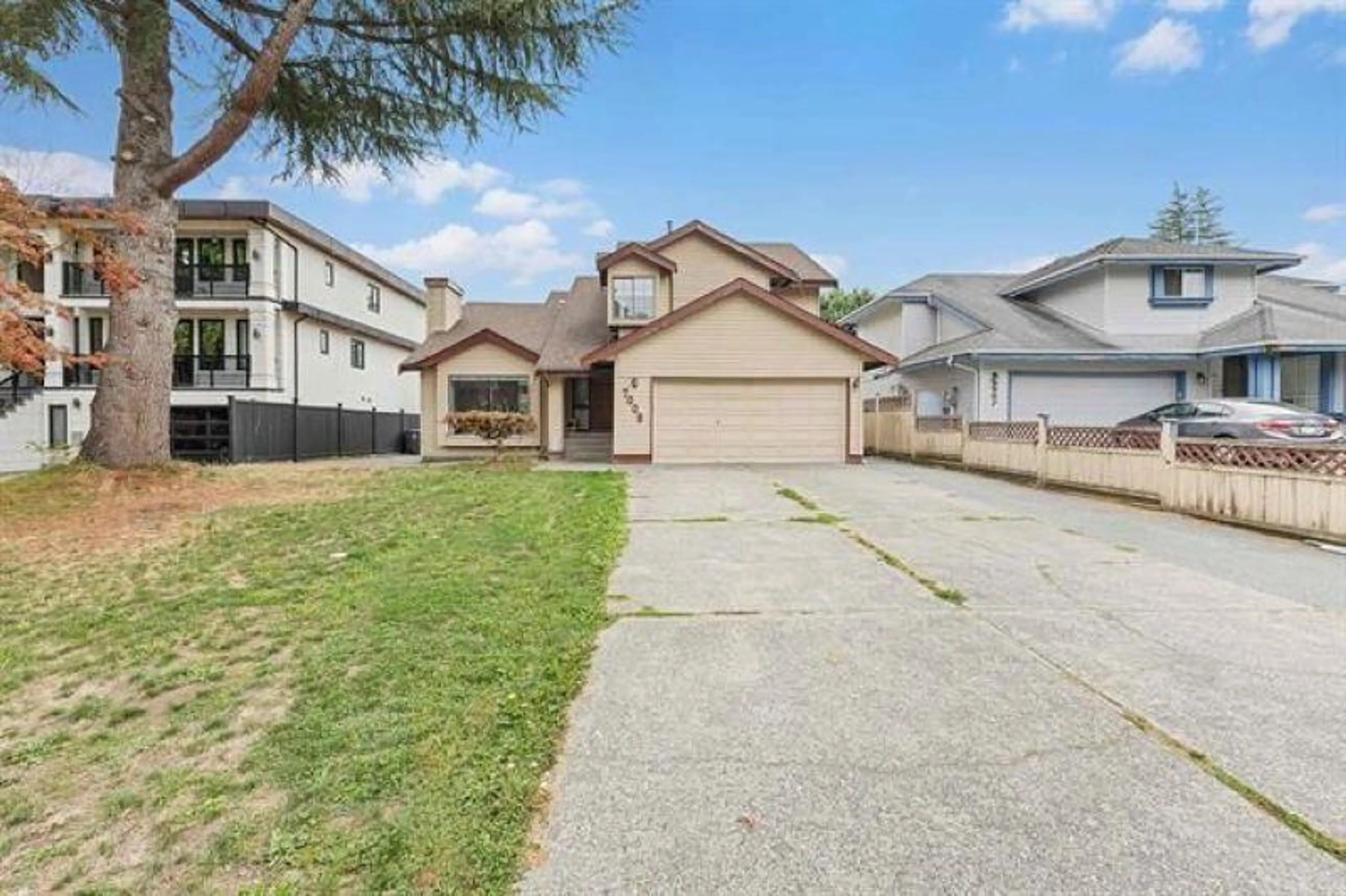 A pic from outside/outdoor area/front of a property/back of a property/a pic from drone, street for 7008 129A STREET, Surrey British Columbia V3W7B2