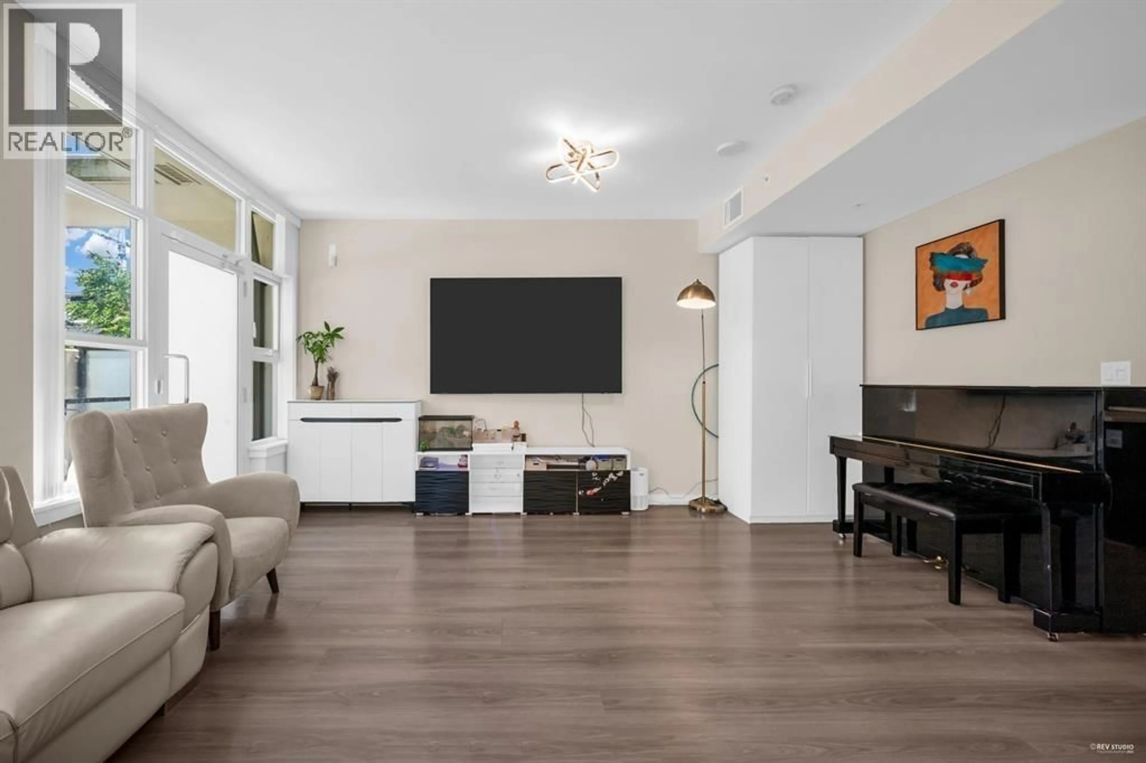 Living room with furniture, wood/laminate floor for TH16 - 8677 CAPSTAN WAY, Richmond British Columbia V6X0N6