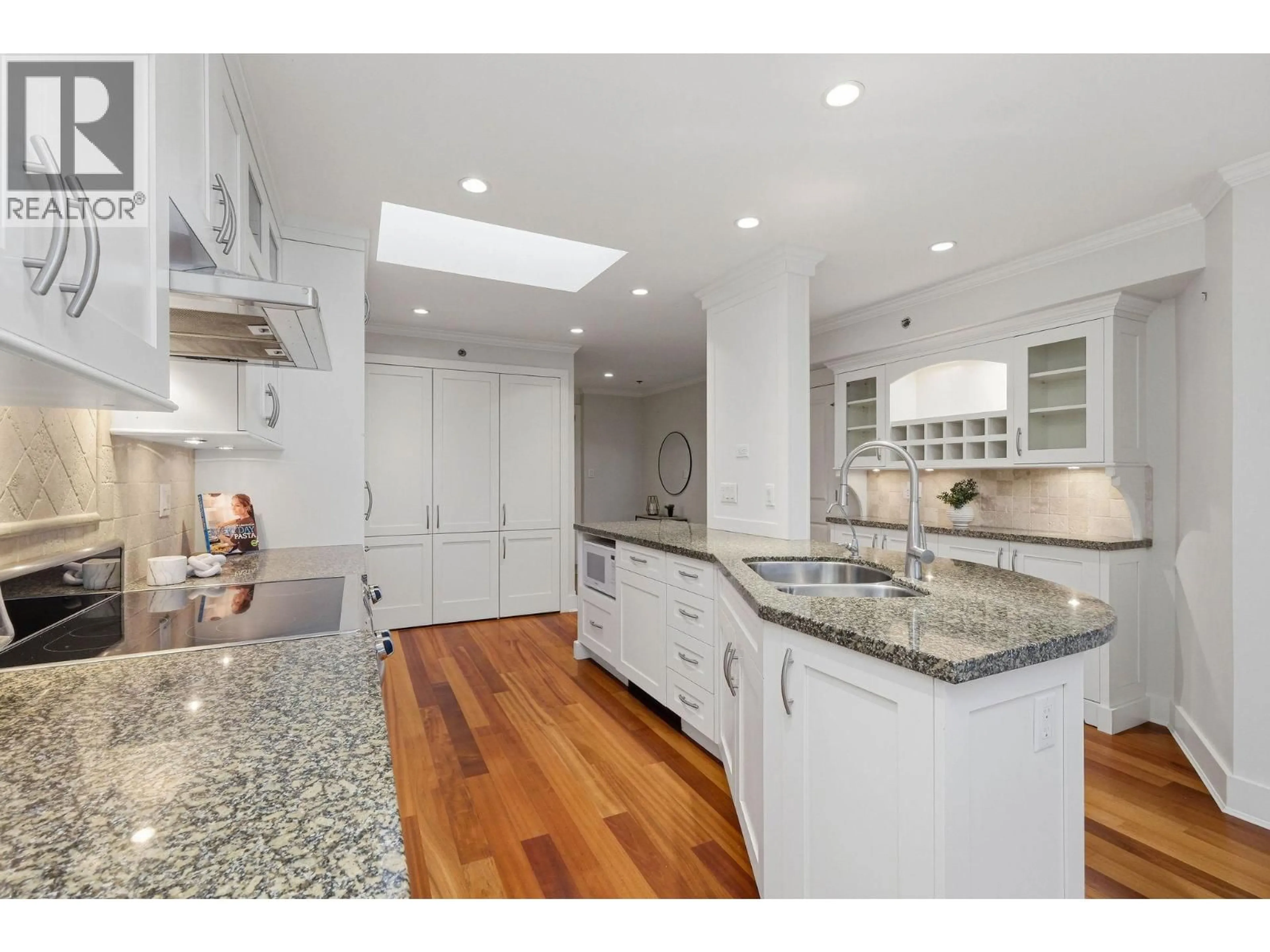 Unknown for 302 - 2455 BELLEVUE AVENUE, West Vancouver British Columbia V7V1E1