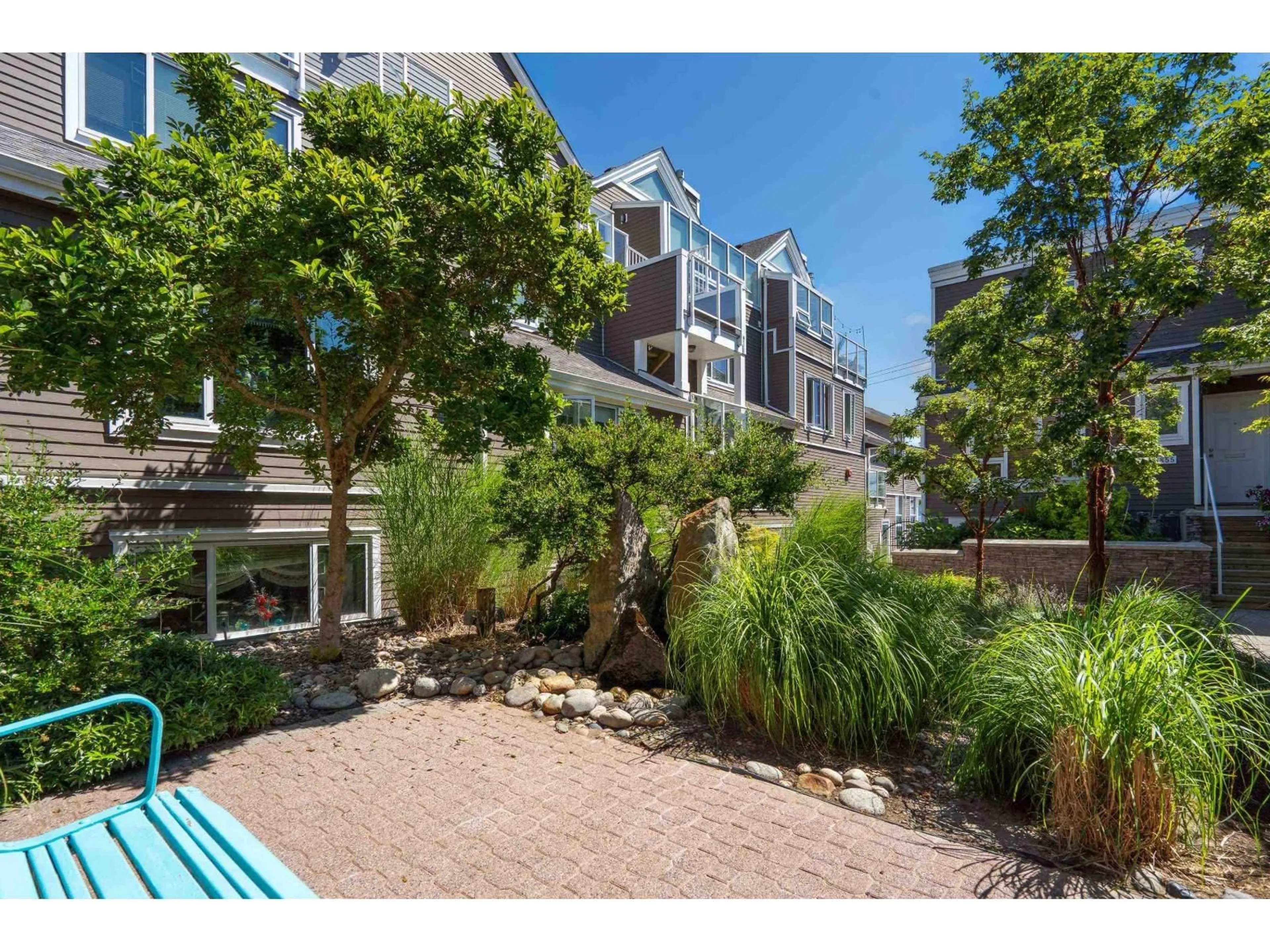 A pic from outside/outdoor area/front of a property/back of a property/a pic from drone, street for 1107 ELM STREET, White Rock British Columbia V4B1C1