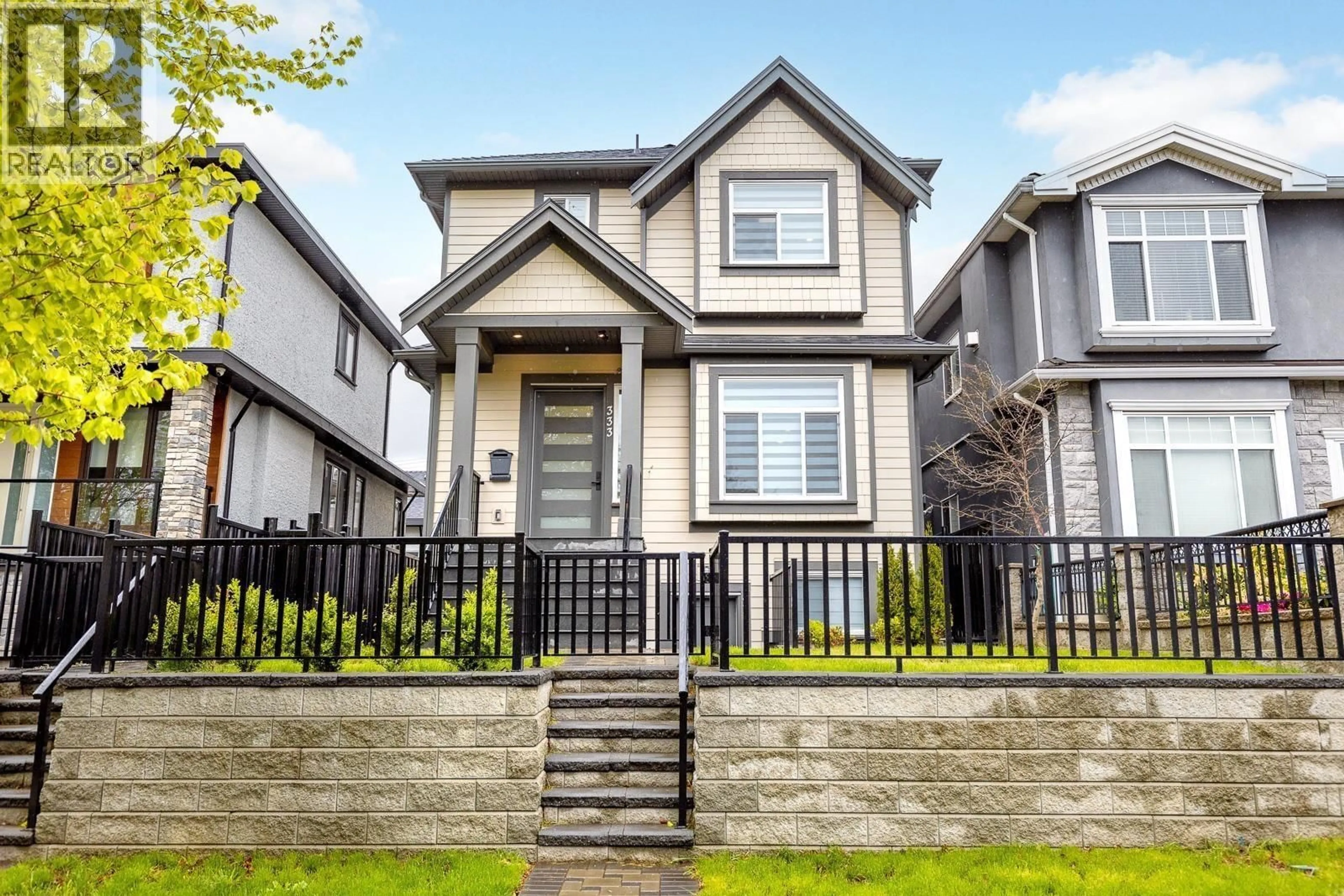 Home with vinyl exterior material, street for 1 - 333 64TH AVENUE, Vancouver British Columbia V5X2M8