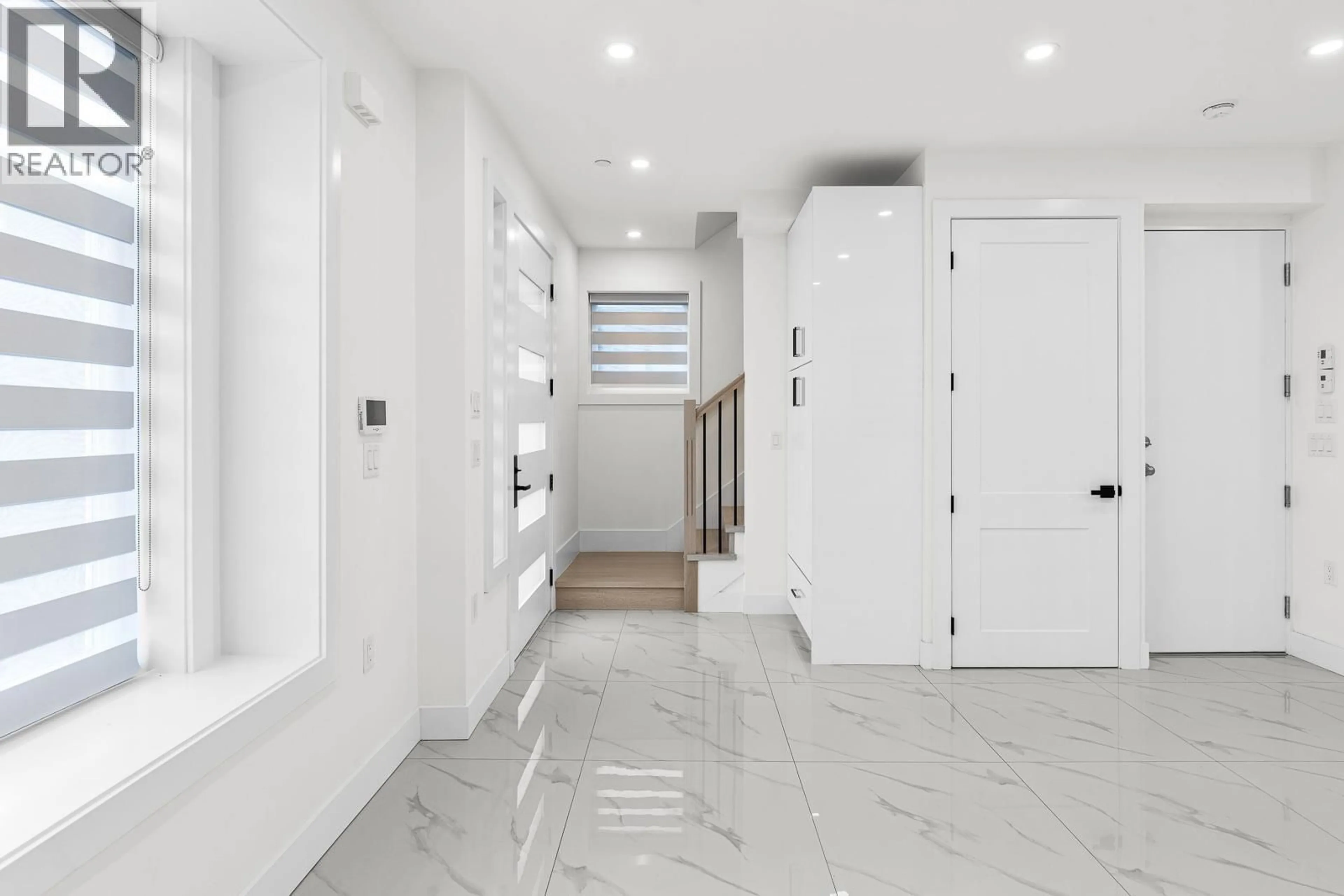 Indoor entryway for 1 - 333 64TH AVENUE, Vancouver British Columbia V5X2M8