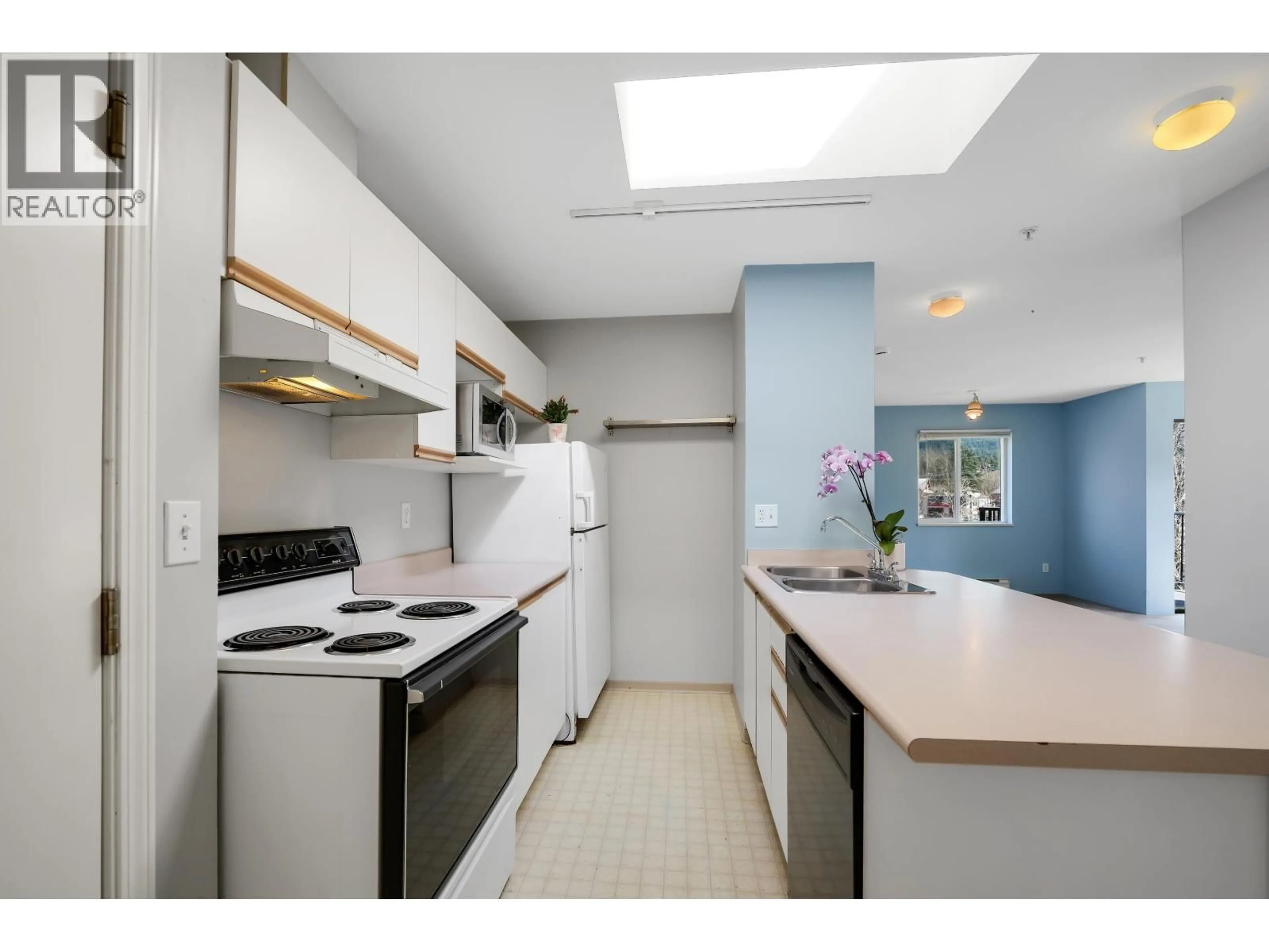 Standard kitchen, unknown for C307 - 40140 WILLOW CRESCENT, Squamish British Columbia V8B0M1