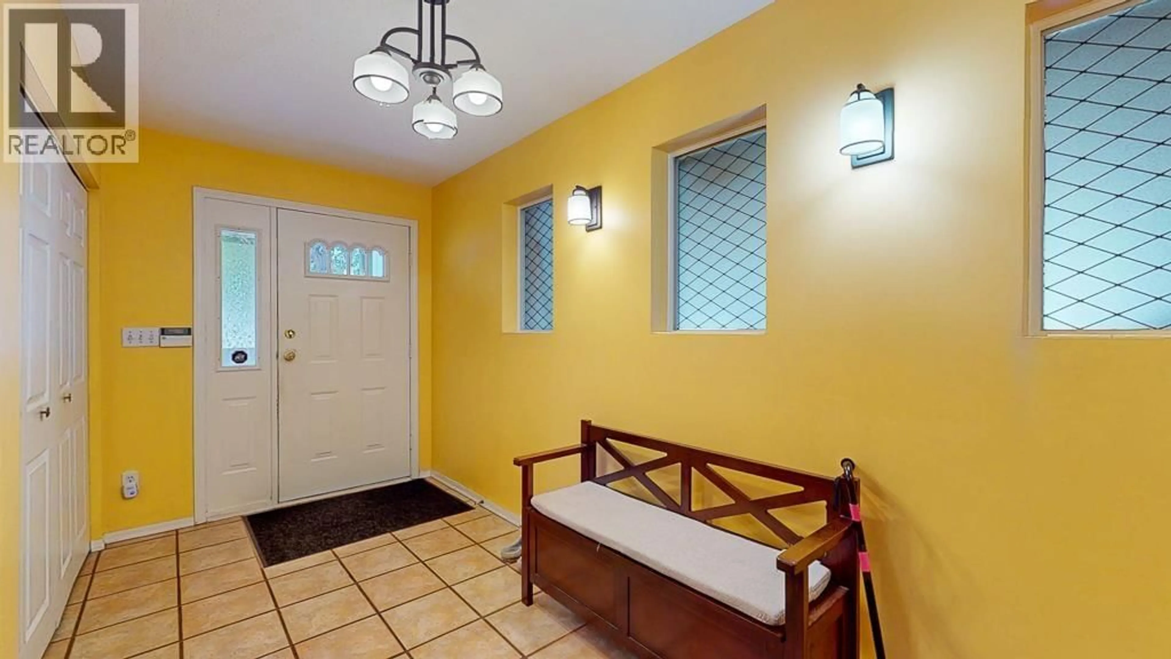 Indoor entryway for 7781 HART ROAD, Halfmoon Bay British Columbia V7Z1A2