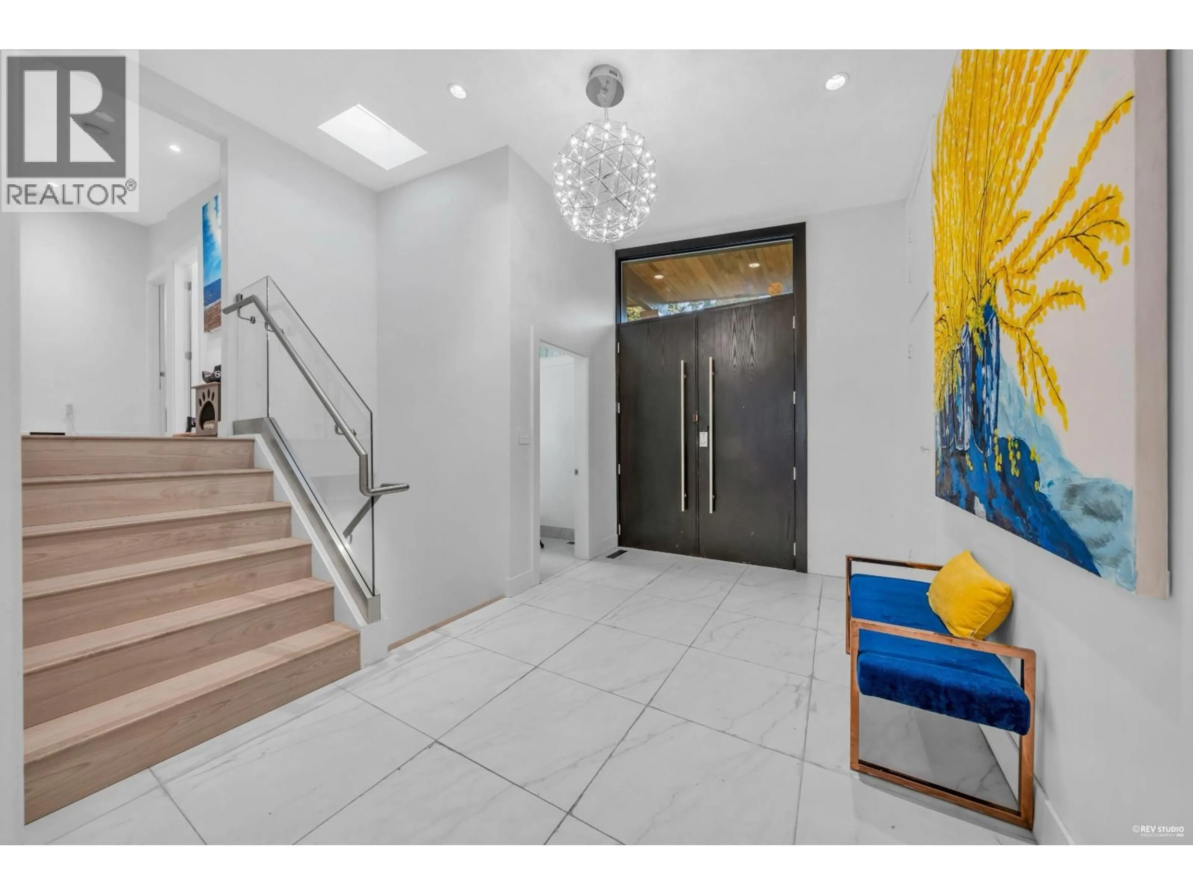 Indoor foyer for 475 NEWLANDS ROAD, West Vancouver British Columbia V7T1W3